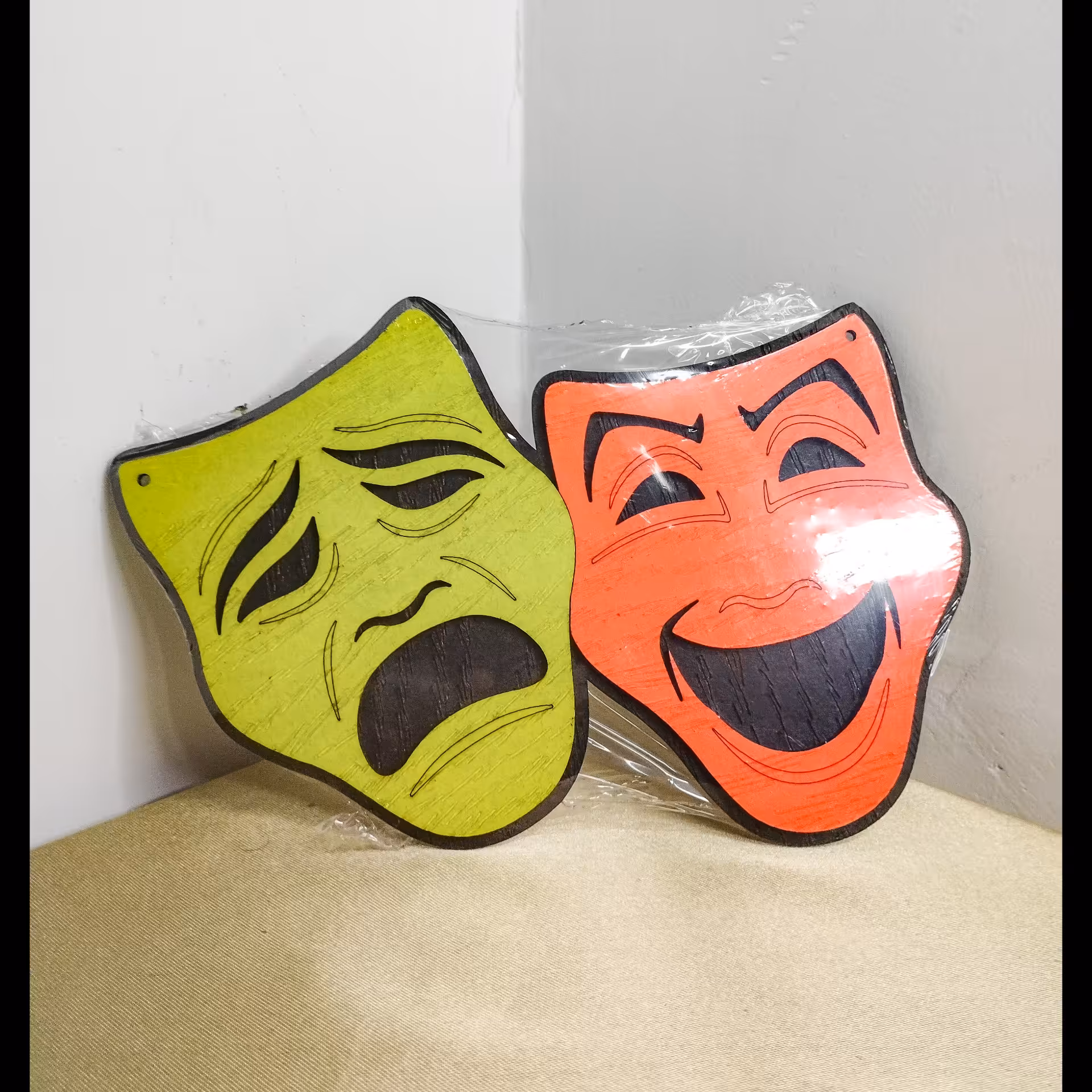 تابلو چوبی بلک لایت مدل صورتک خنده و گریه