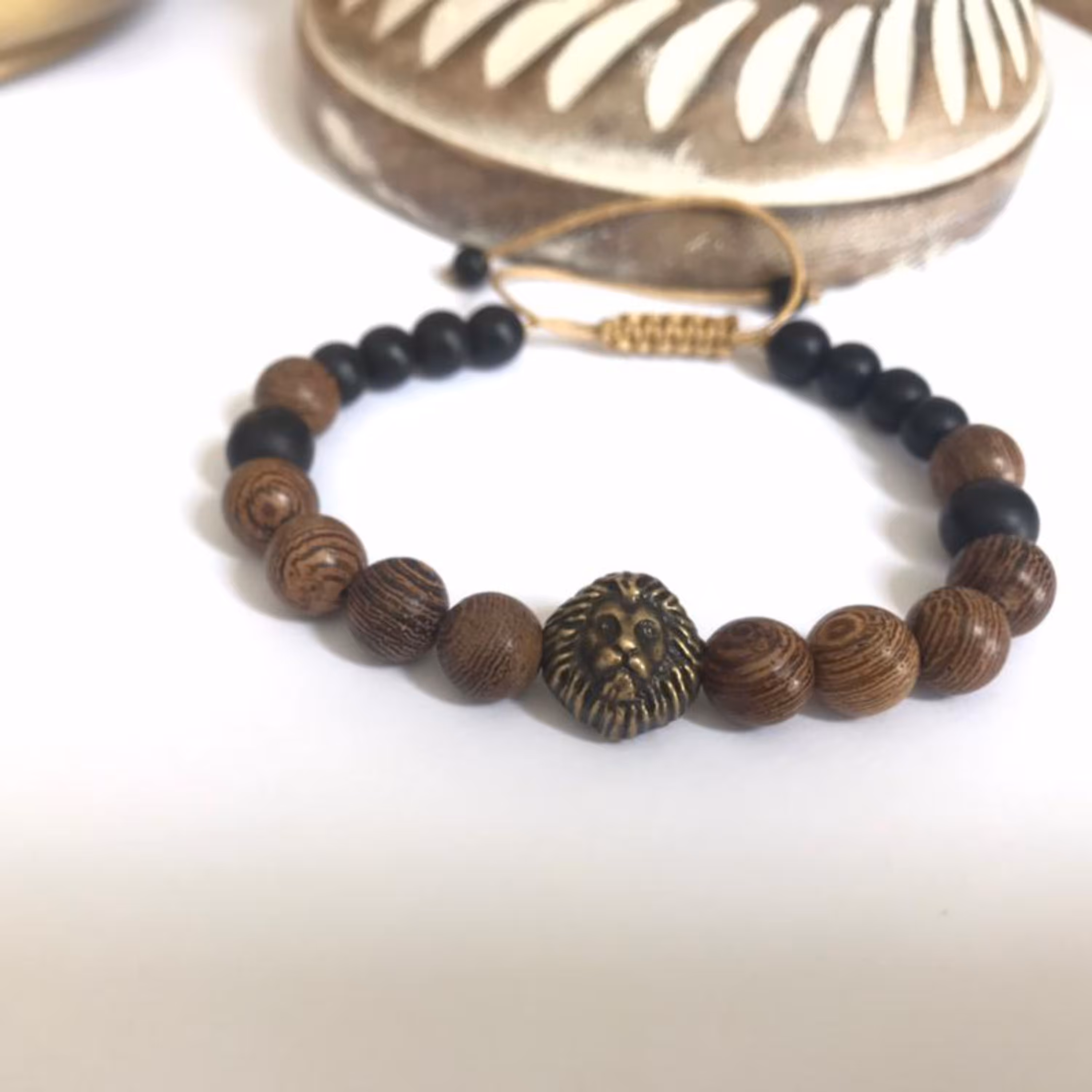 دستبند مدل جنگل  تلفیقی از سنگ های اونیکس و چوب همچنین پلاک برنز شیر