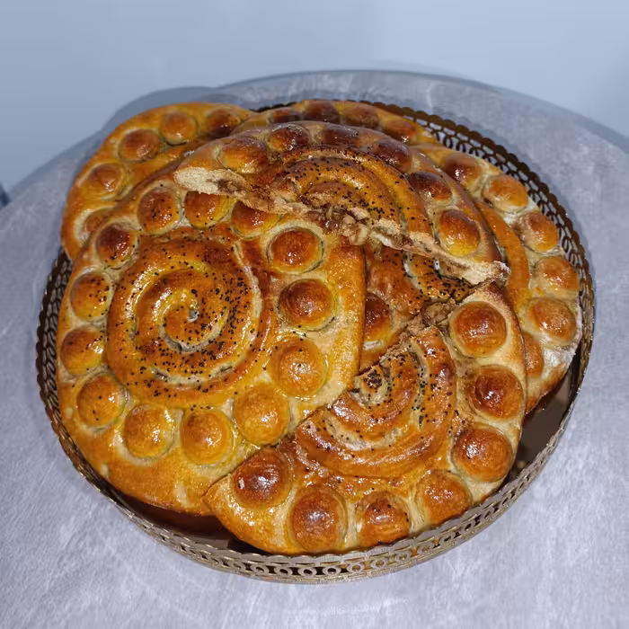 کلوچه فومن خوشمزه و تازه با مغز گردو بسته 6عددی 