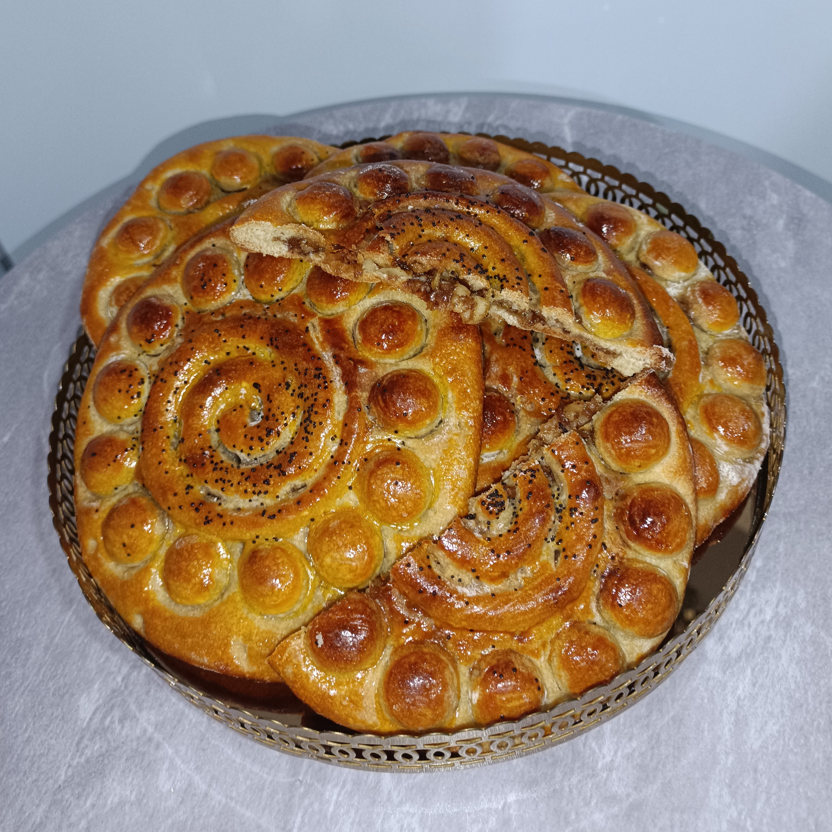 کلوچه فومن خوشمزه و تازه با مغز گردو بسته 6عددی
