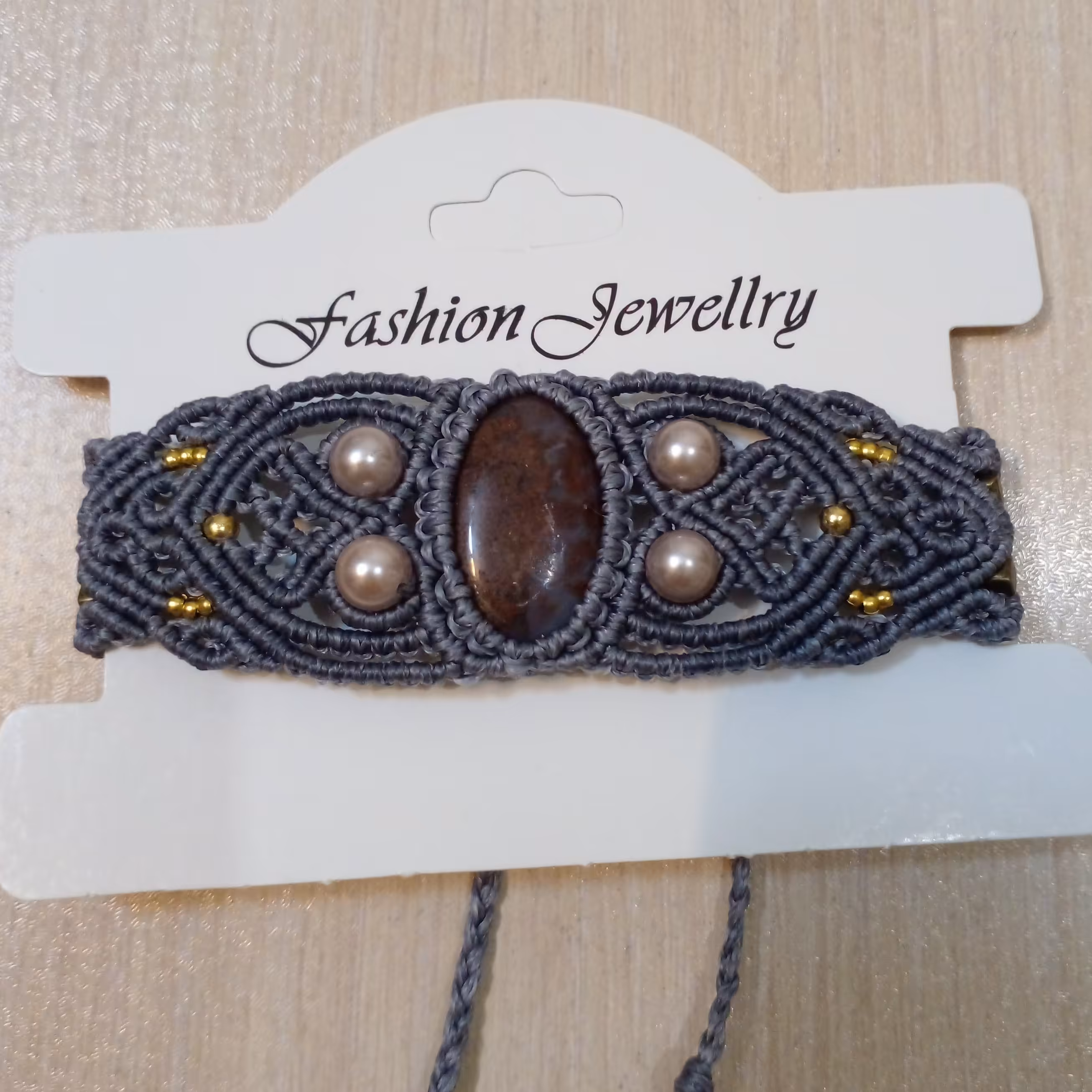 دستبند مکرومه طرح میخک با سنگ صنعتی و نخ چرم