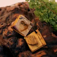 گردنبند دست ساز از جنس چوب داغداغان طرح کتاب عشق