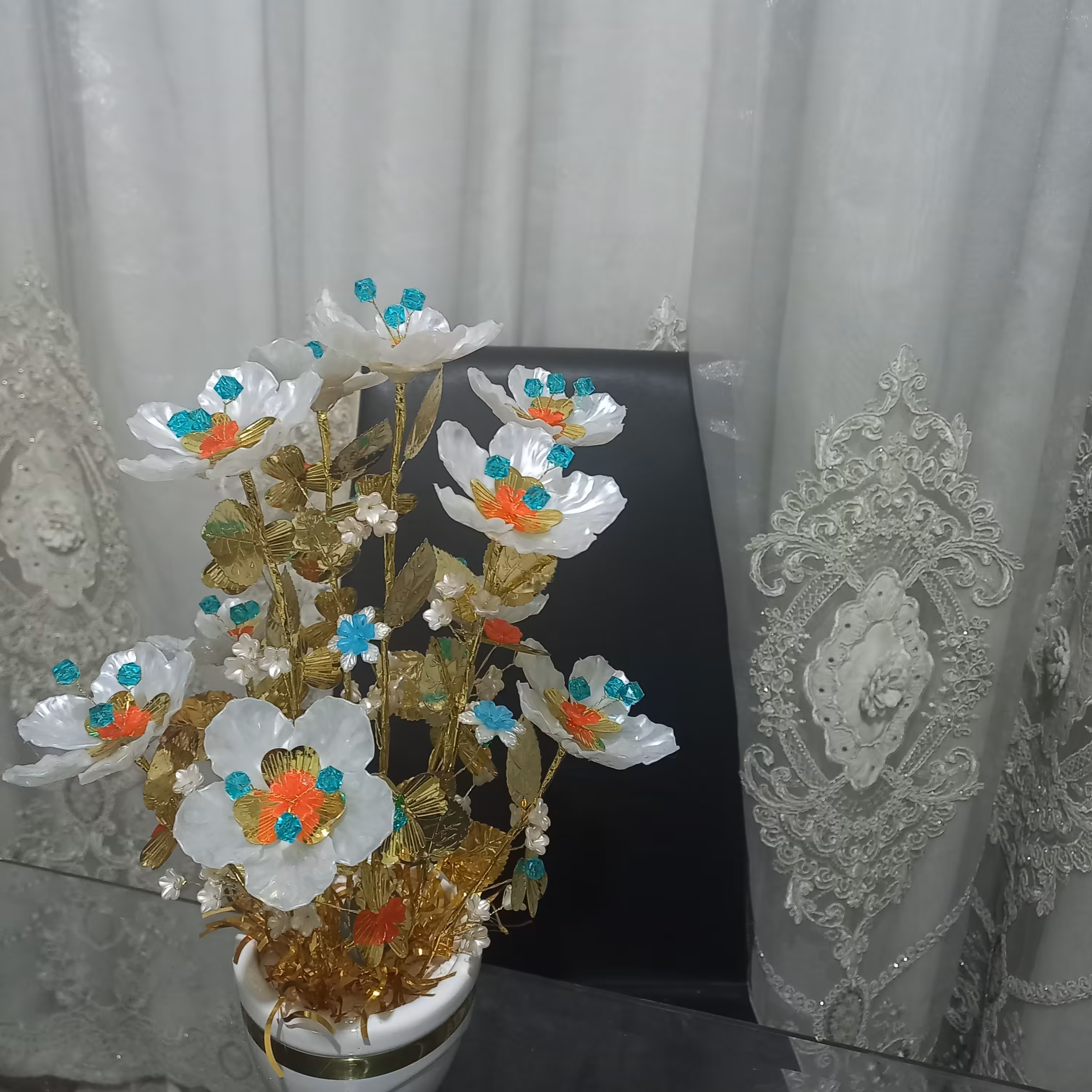 گل کریستالی  با گلدان سرامیکی  با گلهای زیبای شقایق سفید