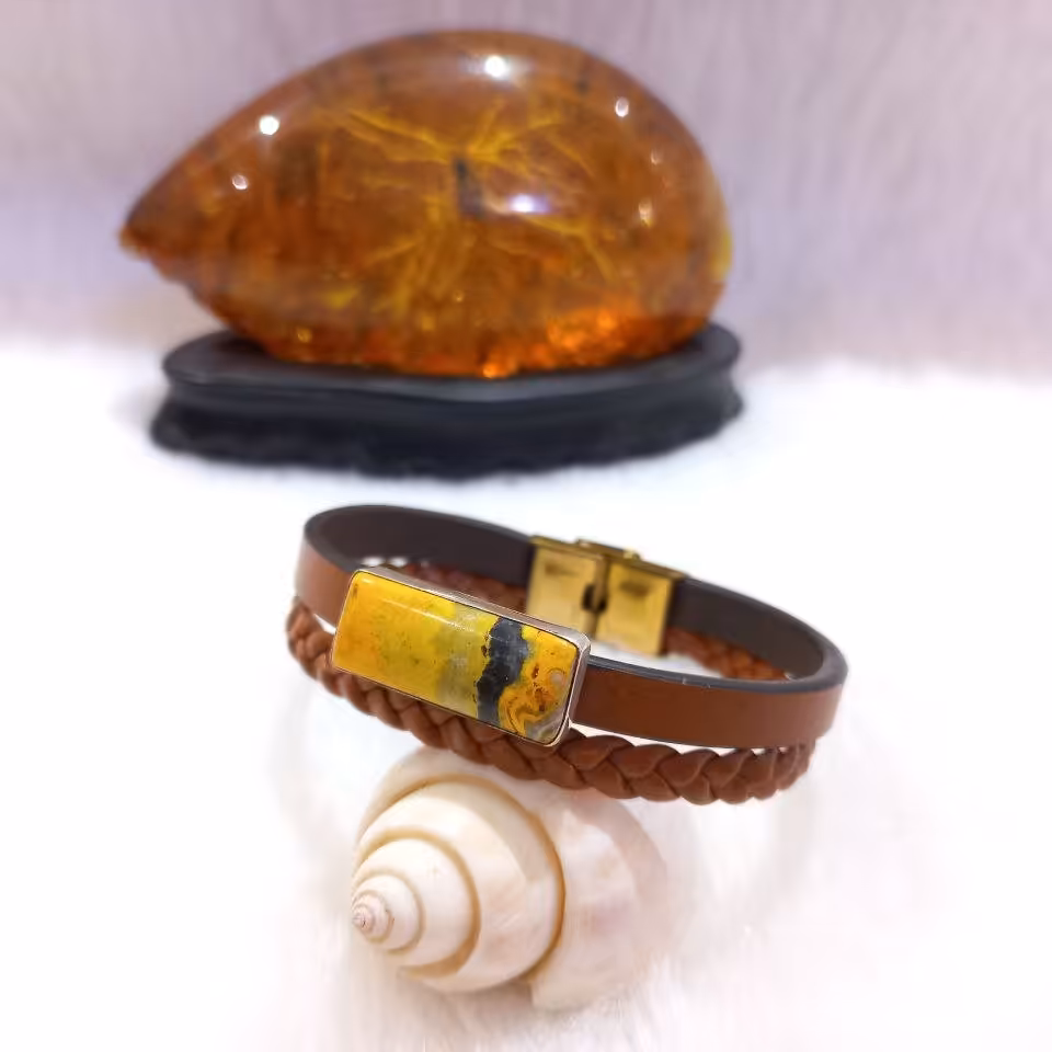 دستبند چرم اصل با نگین بامبلبی جاسپر استرالیا  و قاب نقره دستساز قابل سفارش مجدد 