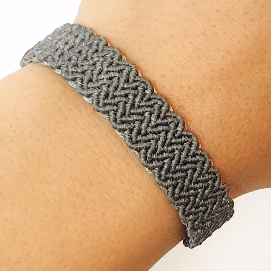 دستبنددخترانه وپسرانه، بافت میکرومکرومه،مدل زیکزاکی ،رنگ طوسی،انتهای کارگره کشویی قابل تنظیم