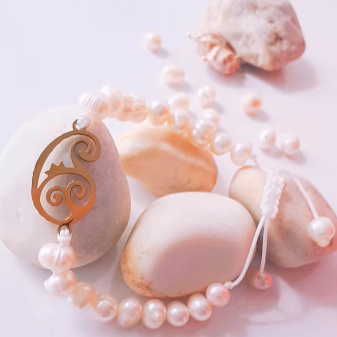 دستبند مروارید پرورشی همراه پلاک رنگ ثابت