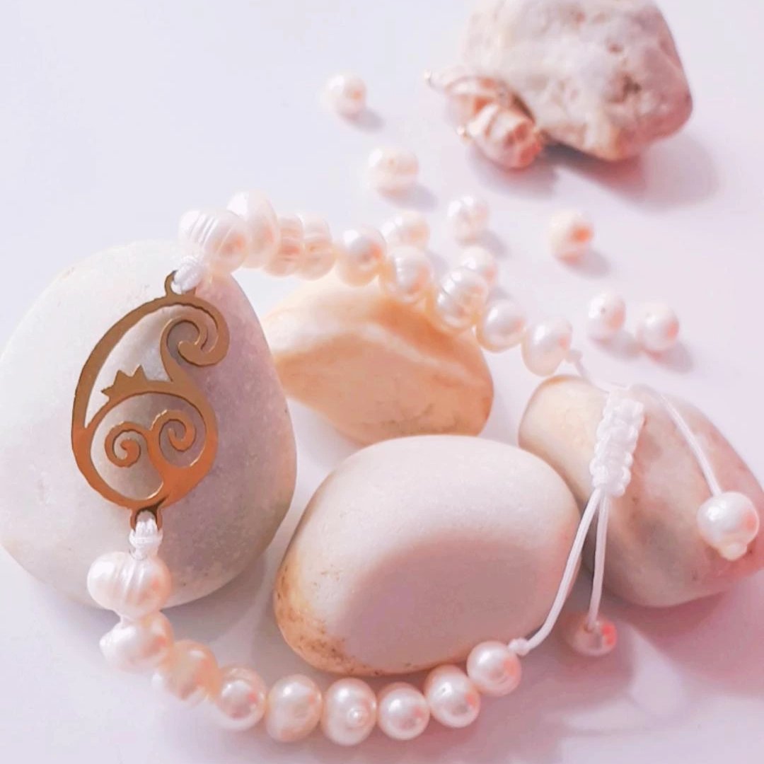 دستبند مروارید پرورشی همراه پلاک رنگ ثابت