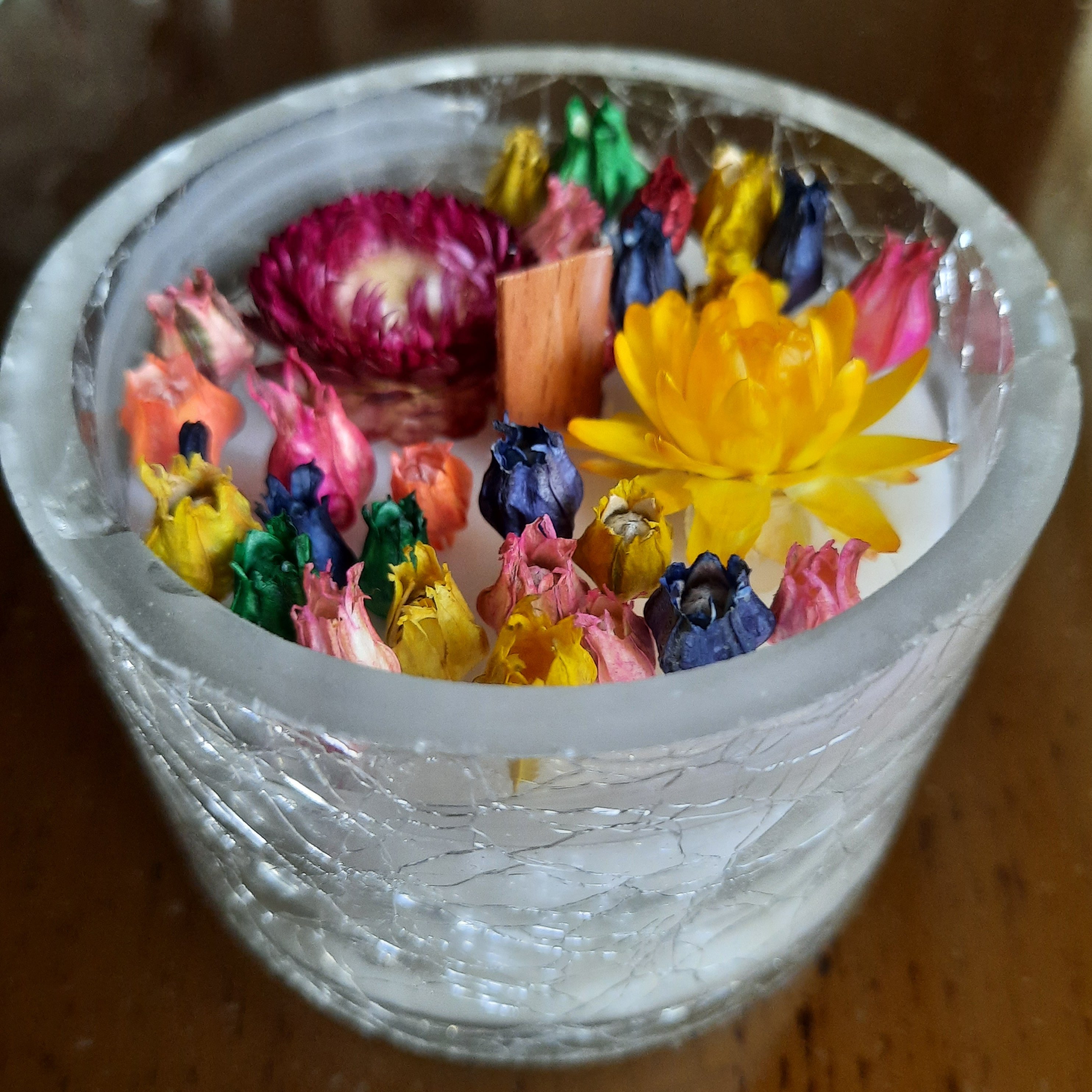 شمع شات ترک سایز  متوسط  با تزیینات  گل خشک رنگی 