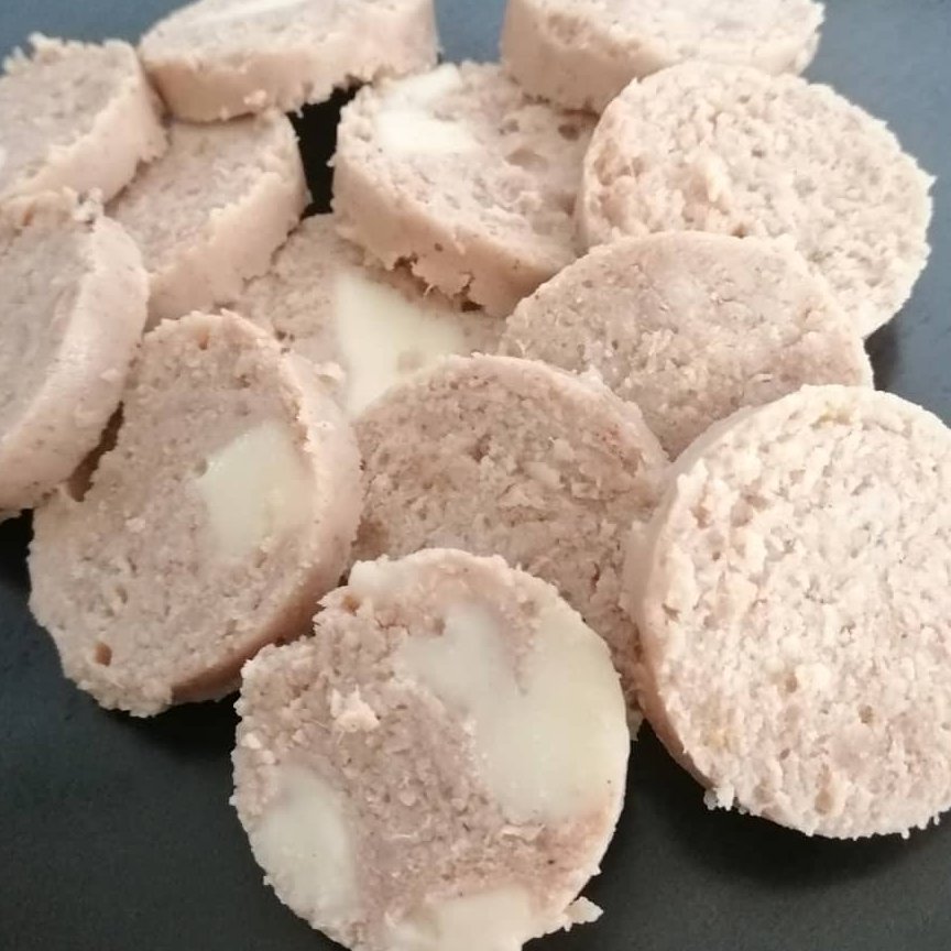 سوسیس کراکف پنیری از گوشت و مرغ تازه و گرم تهیه می‌شود و تازه تازه به دست مشتری میرسه