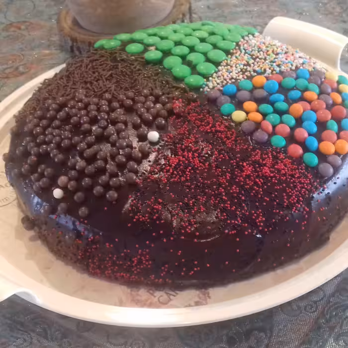 کیک شکلاتی بارویه شکلاتی.