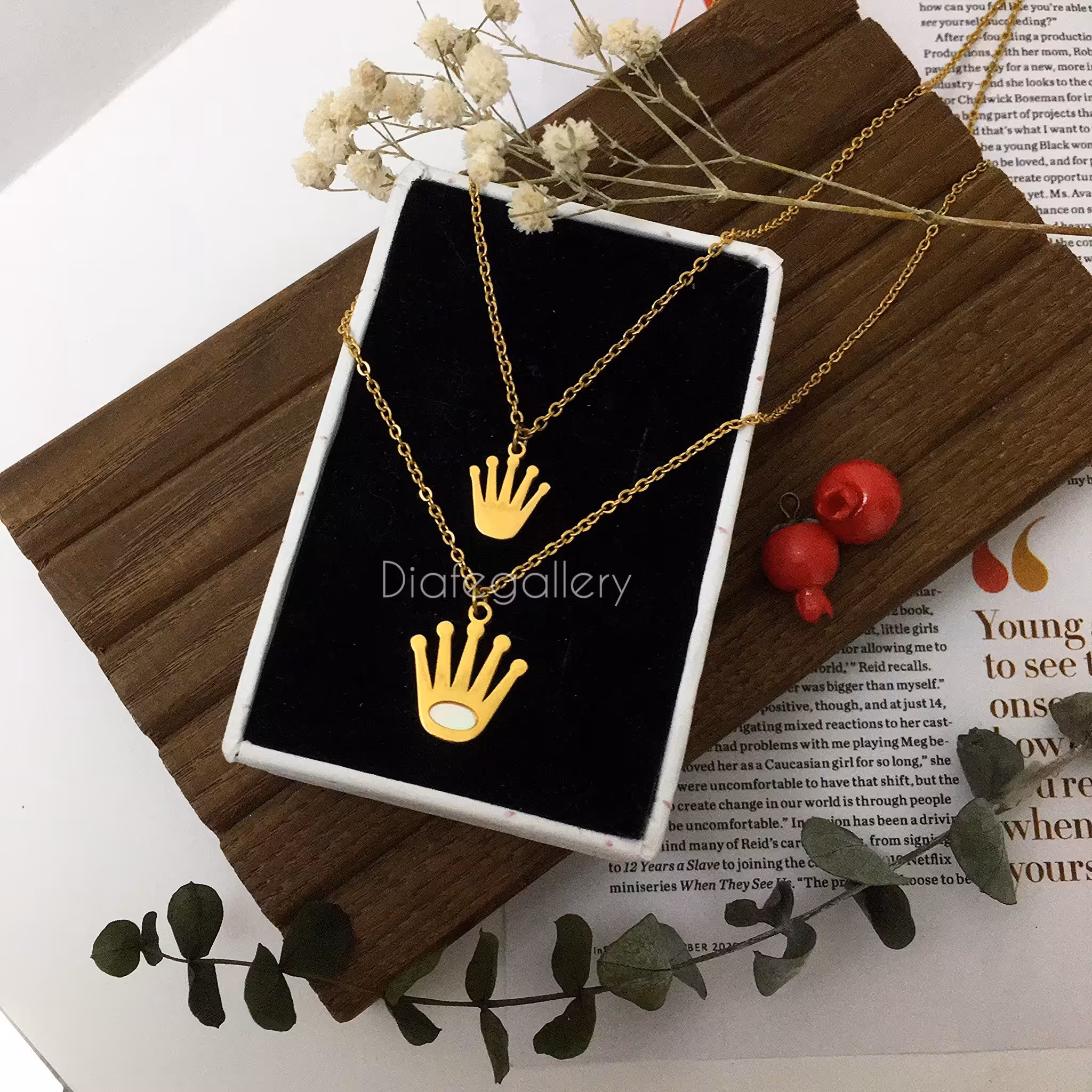 گردنبند دوردیفه رولکس  صدفی با پلاک  و زنجیر جنس استیل رنگ ثابت دوزنجیره 