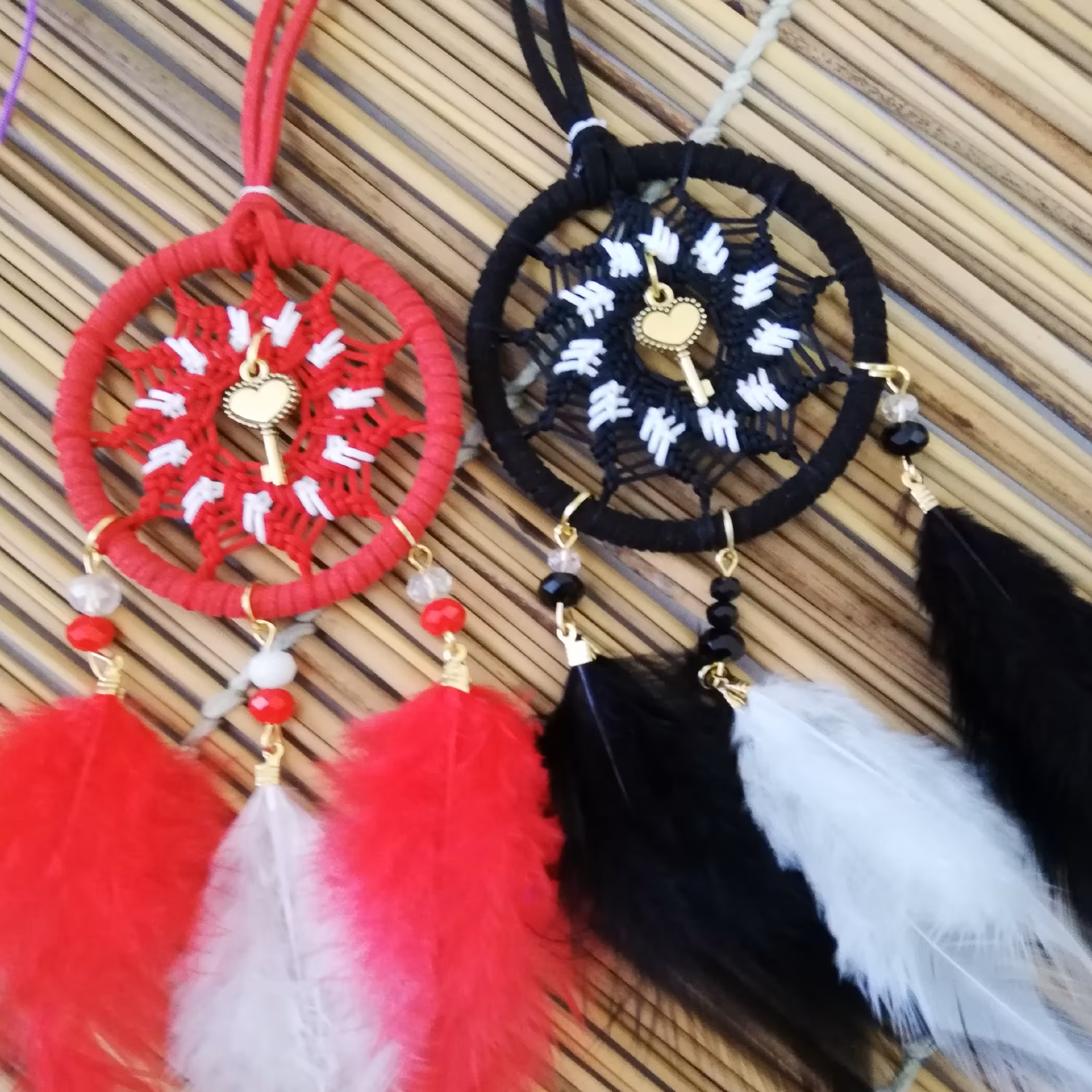 اویز ماشین طرح دریم کچر سایز 5 سانت دو رنگ قرمز و مشگی با ارسال رایگان 