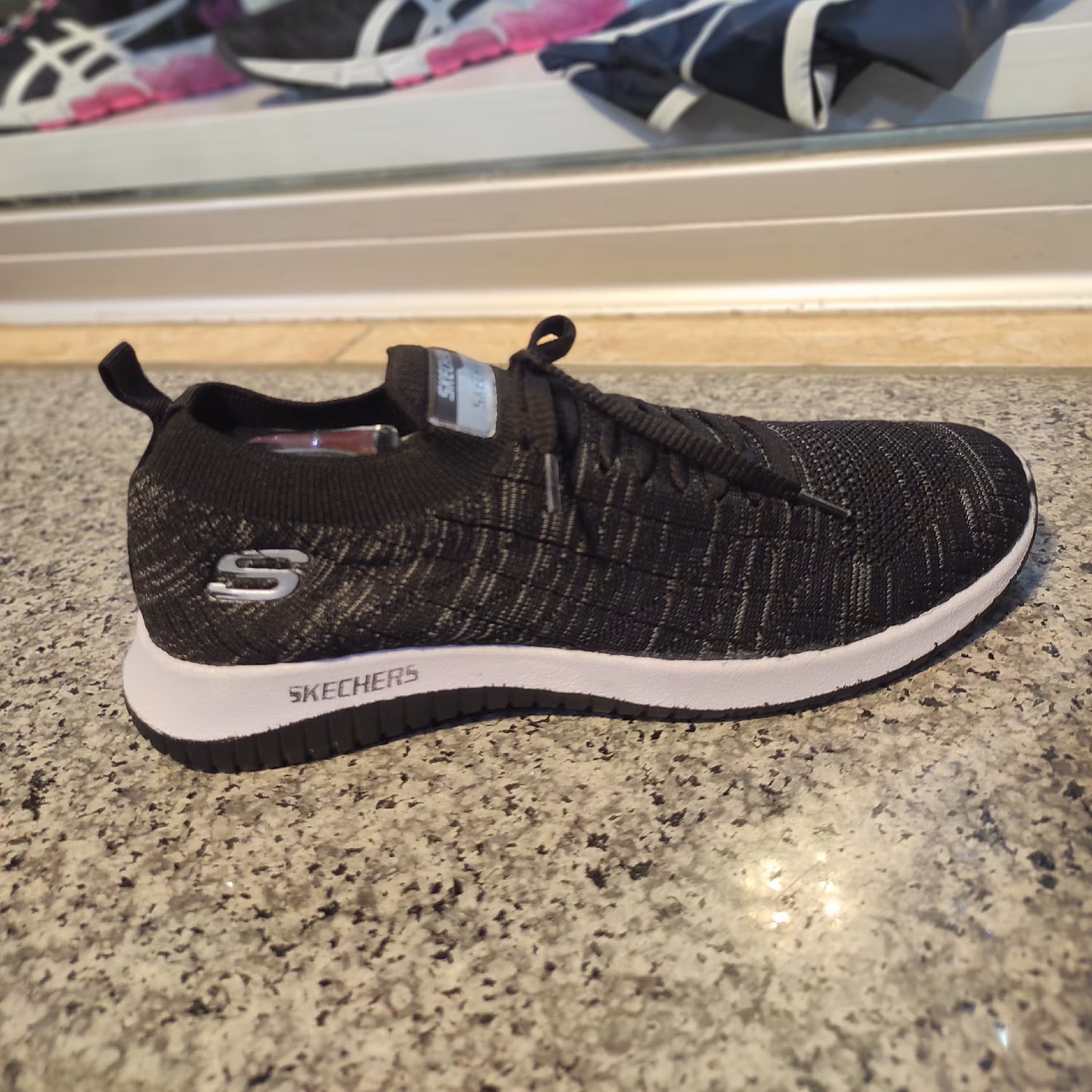 کفش اسپرت اسکیچرز مشکی سبک با کیفیت بسیار عالی و بسیار انعطاف پذیر