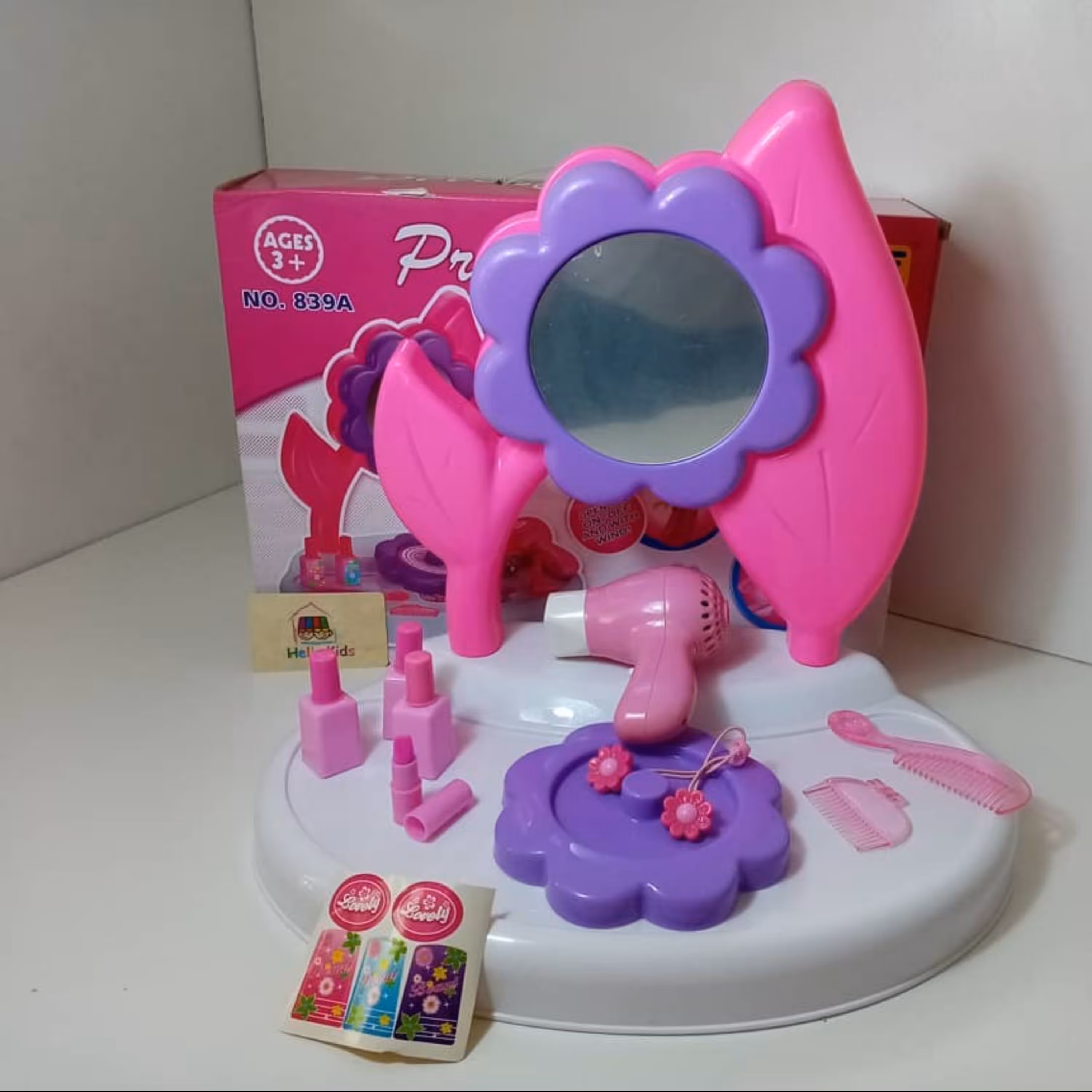 میز آرایشی به همراه لوازم