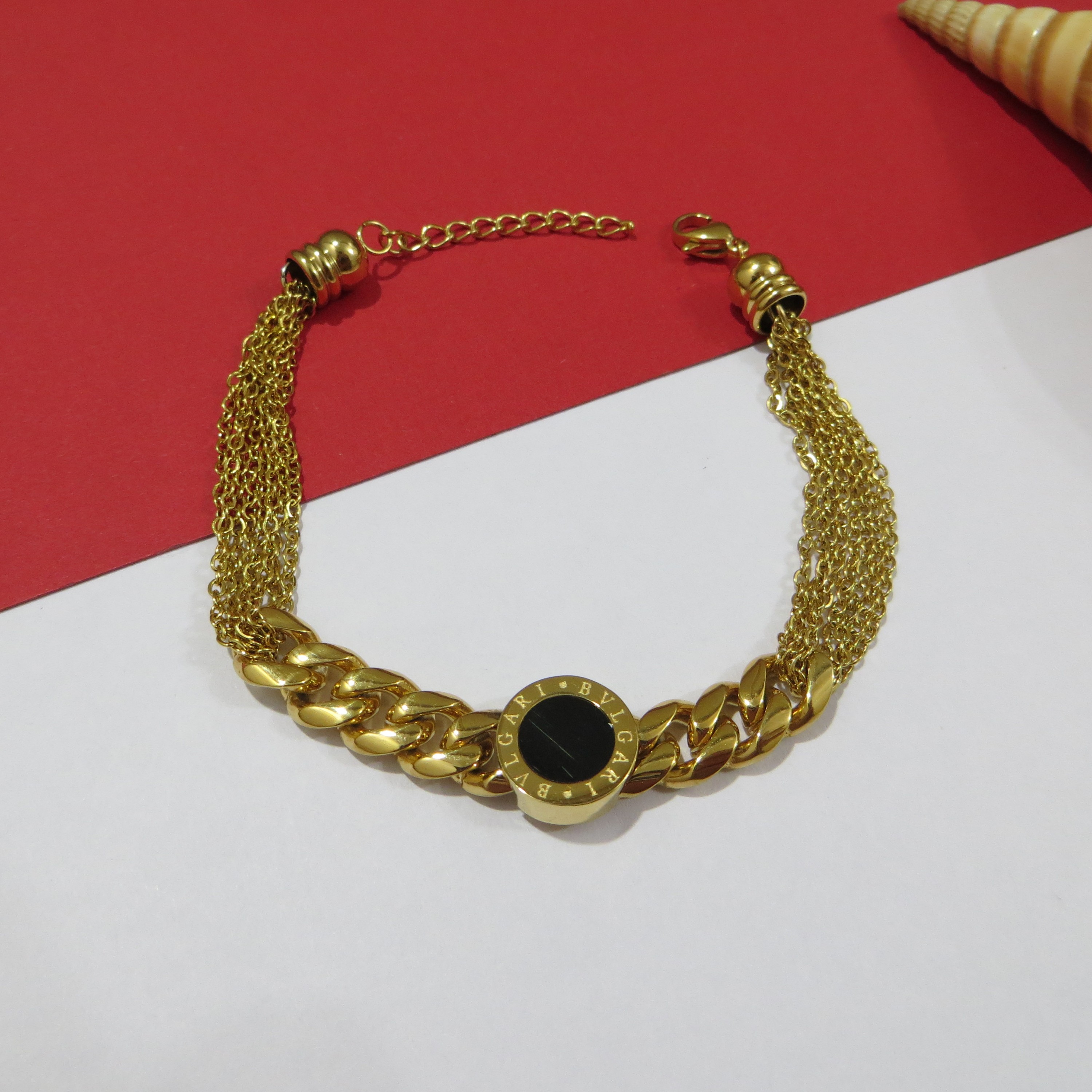 دستبند استیل ترکیبی زنجیر و کارتیر رنگ ثابت درجه یک بسیار زیبا با آبکاری فوق العاده قوی و عالی  با پلاک دایره مشکی