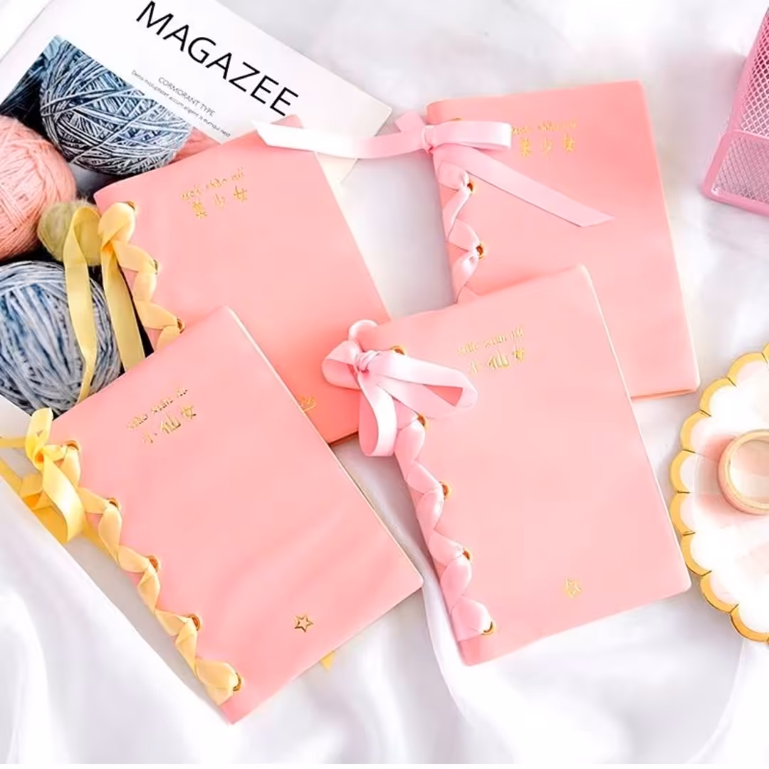 دفتر جلد چرمی صورتی ربان دار  رنگ ربان صورتی(برگه ساده و شیری رنگ )