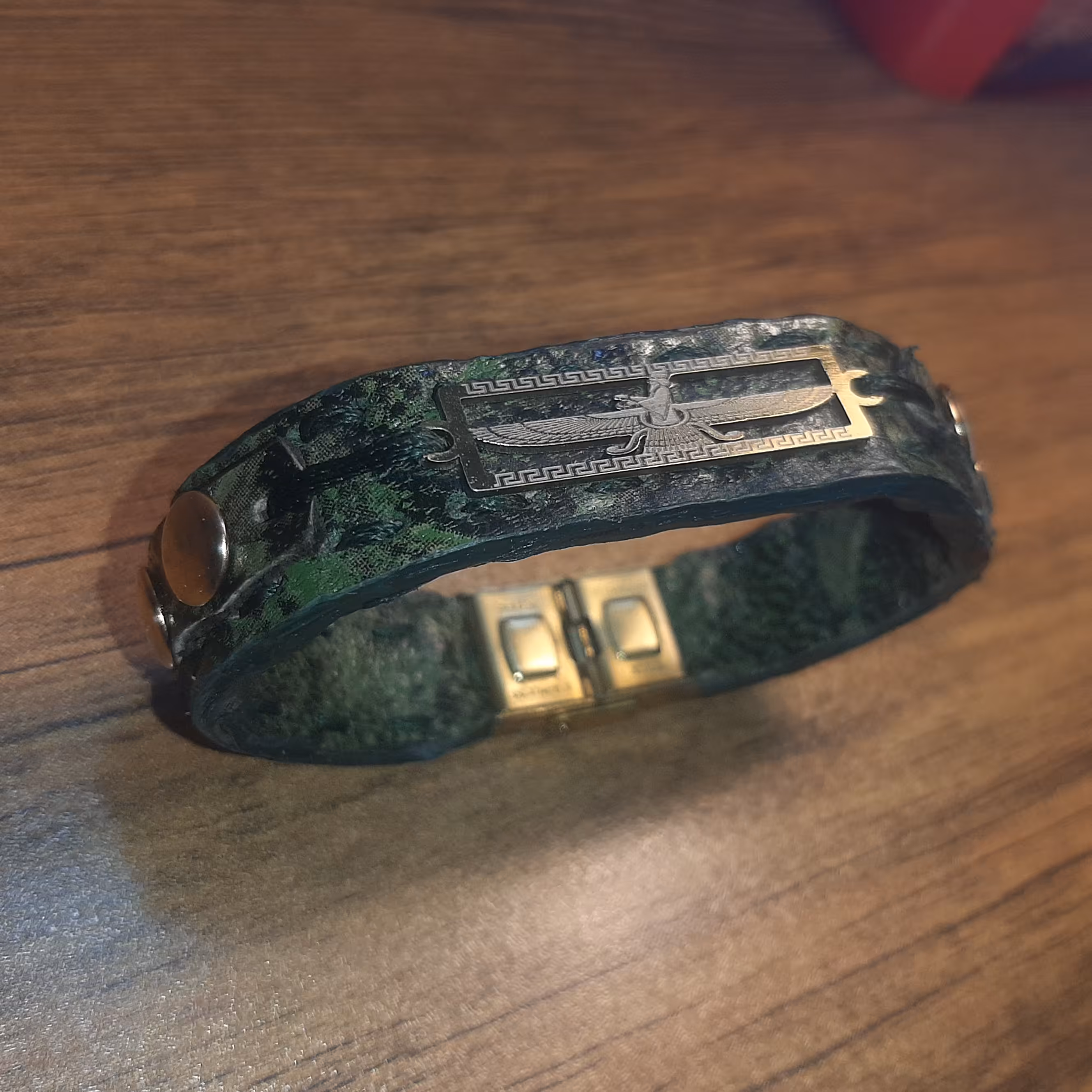 دستبند چرم کاملا طبیعی و دست دوز مدل ds130 . انتخاب رنگ چرم و نوع و رنگ نخ و نوع دوخت با مشتری عزیز میباشد .