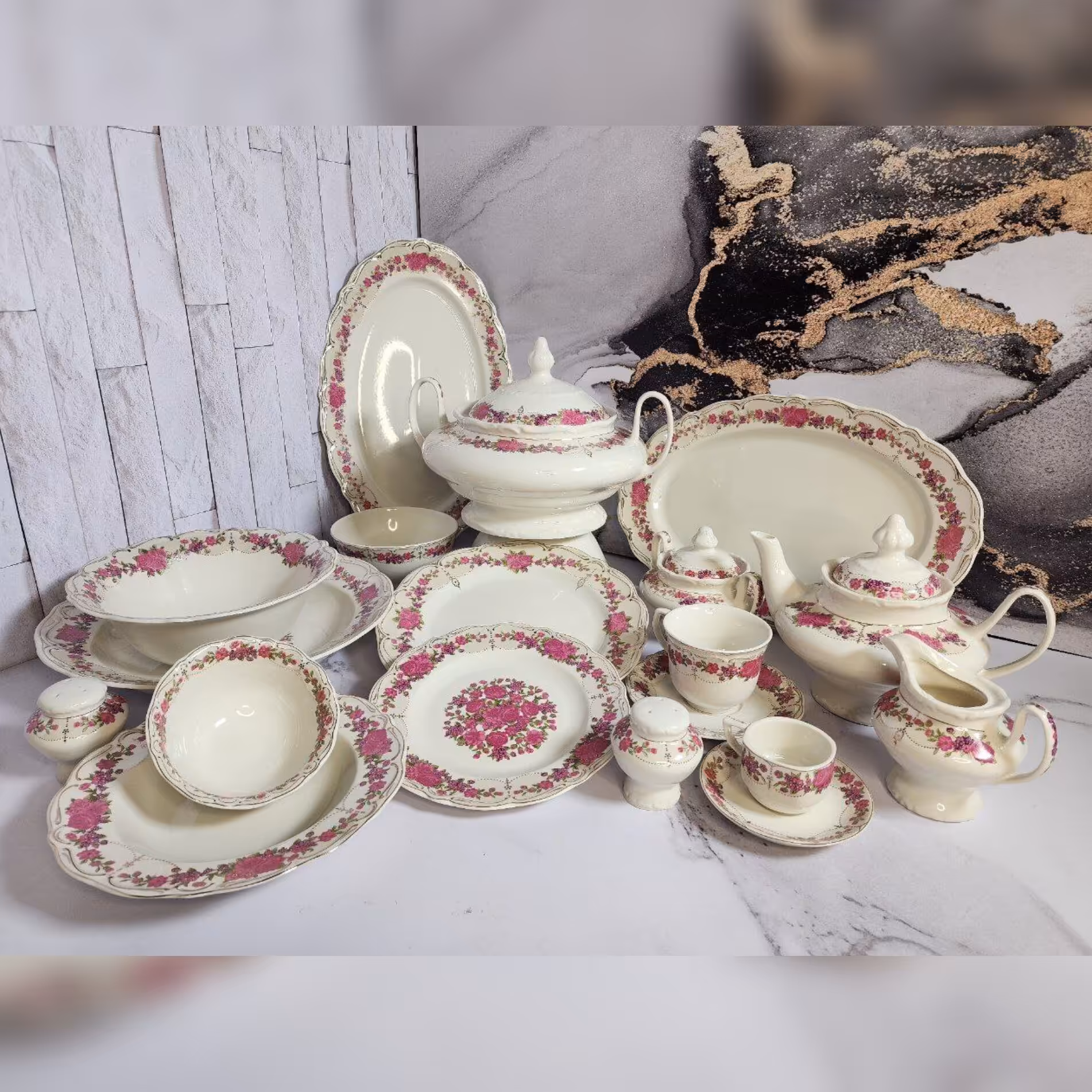 سرویس چینی نیو بن چینا 6 نفره 30 پارچه 
برند چینی پردیس 
بسیار با کیفیت همراه با کاسه آبگوشت
طرح  پاتریشیا