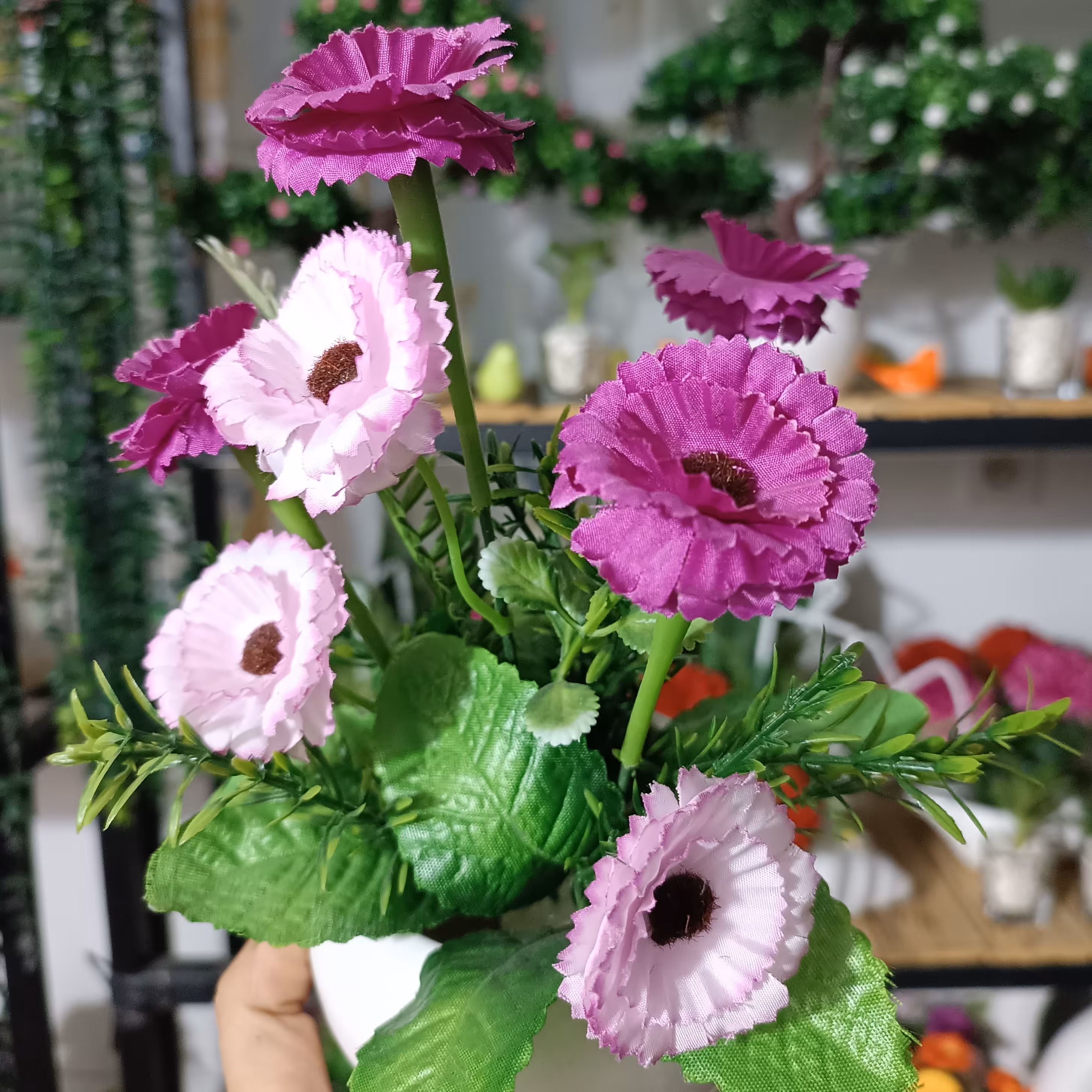 گل مصنوعی رنگی با گلدان سفالی 