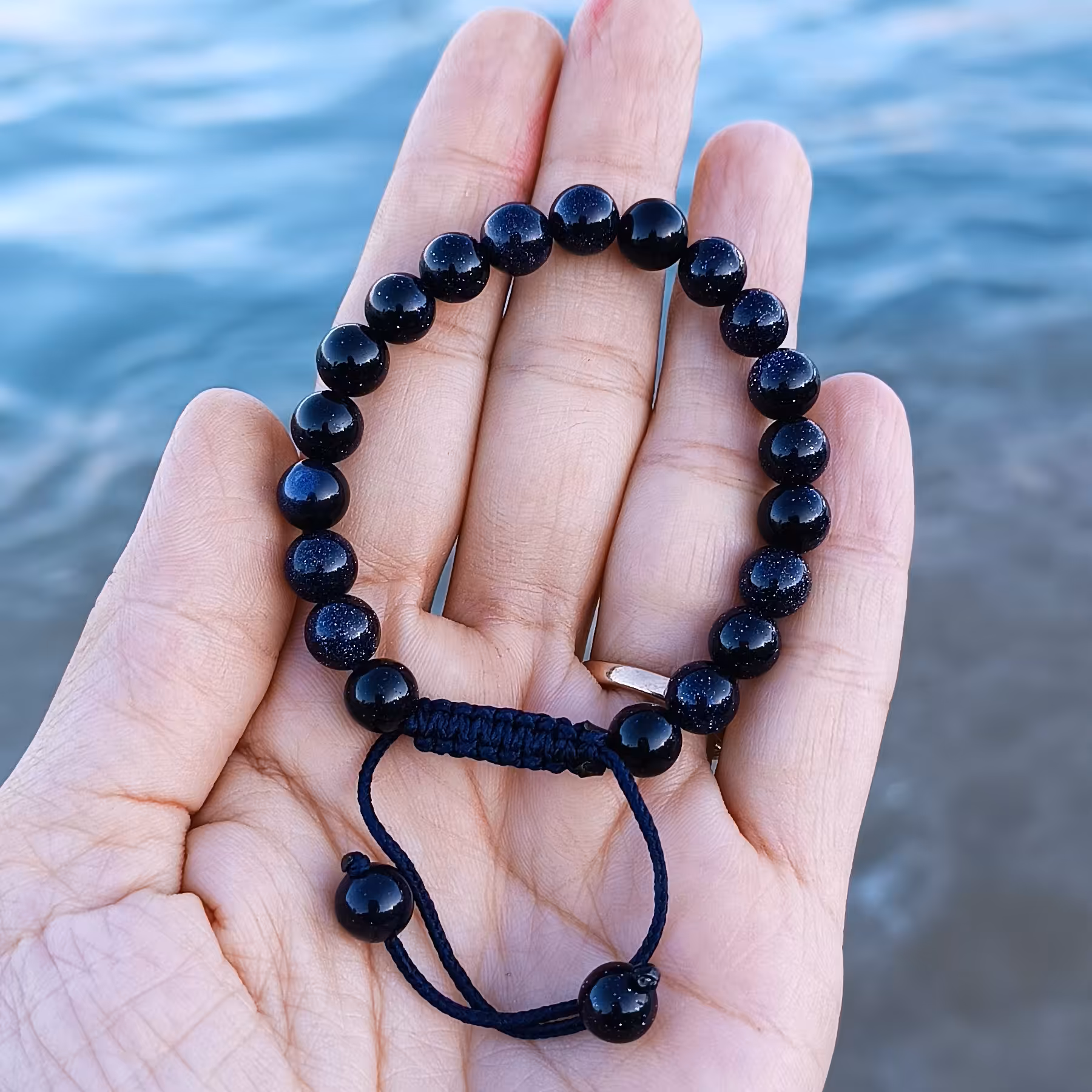 دلربا سورمه ای دستبند سنگ اصل با کیفیت درجه یک و گره کشویی قابل تنظیم و امکان تبدیل به بند کشی در صورت تمایل شما 