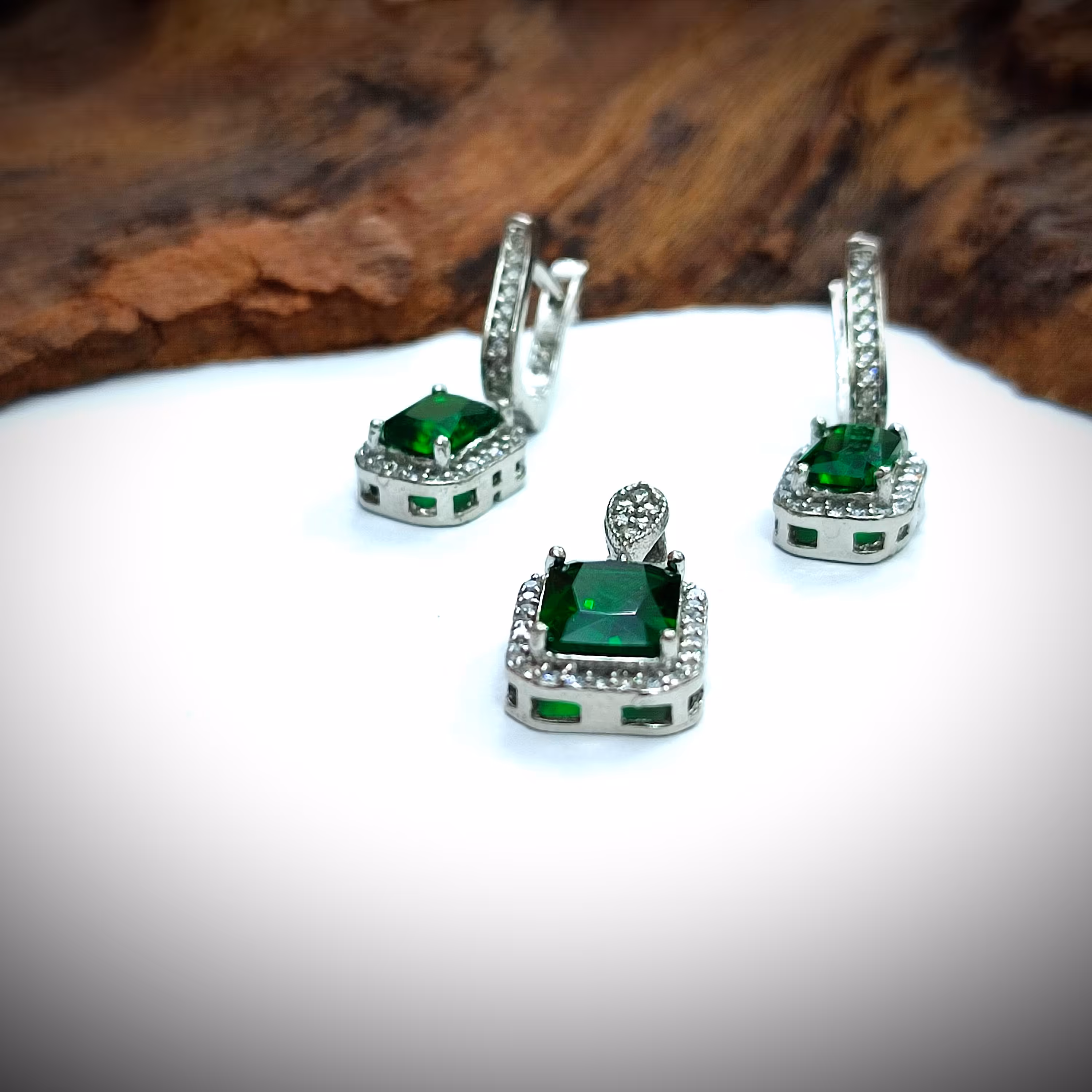 نیم ست نقره زنانه با نگین زمرد کد 911