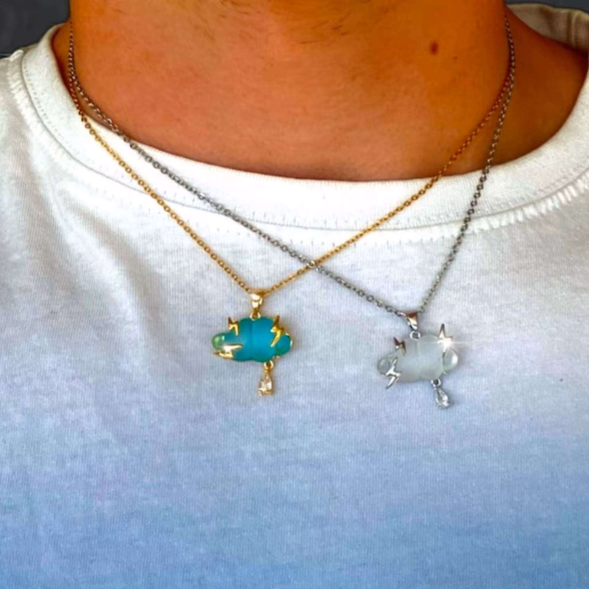 گردنبند ابر آبی و سفید رنگ ثابت