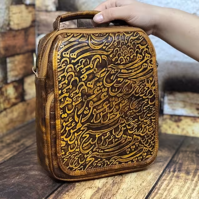 کیف دوشی اسپرت طرح دار چرم دست رنگ 
جذاب و چشم نواز 