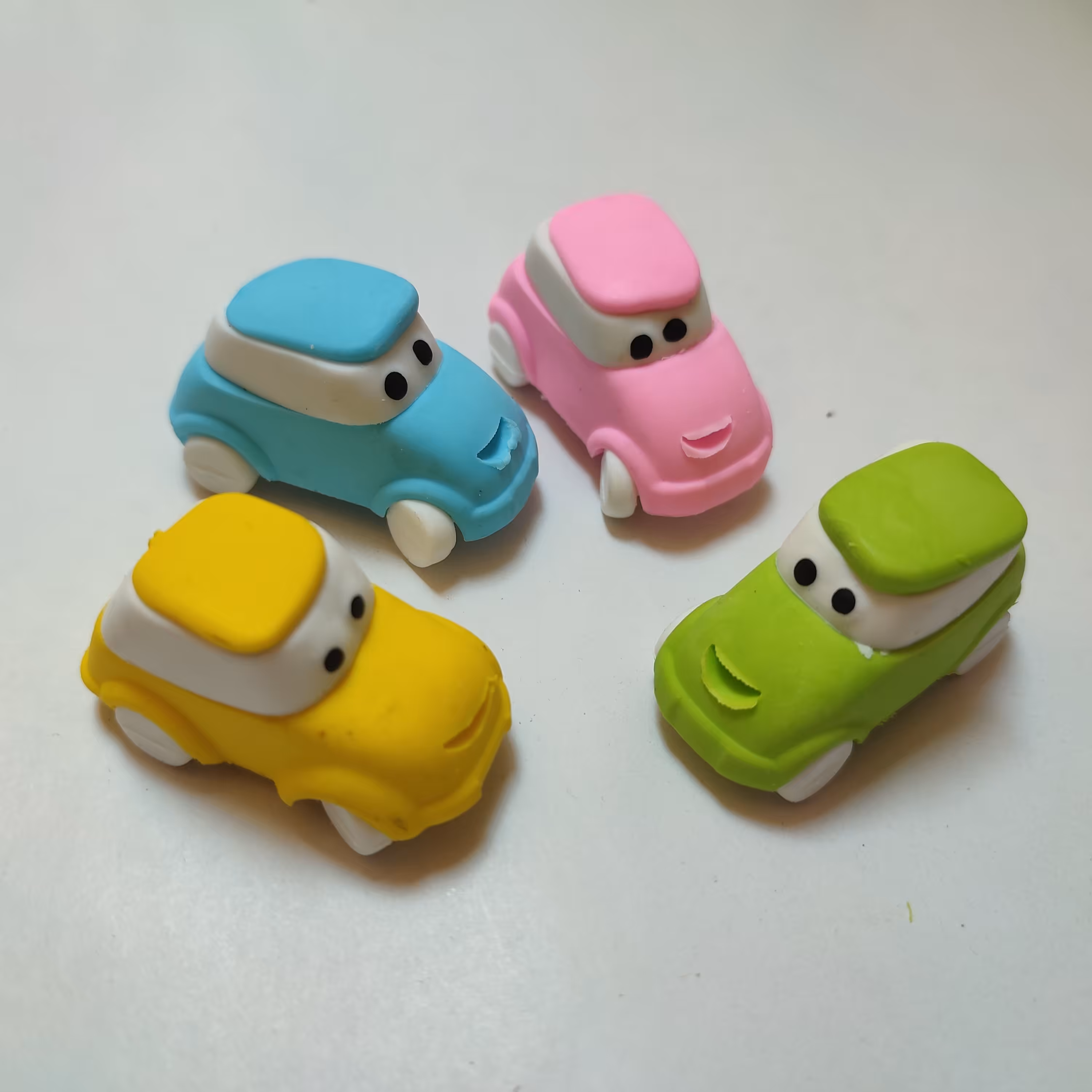 پاکن ماشین ها بسته تکی در 4رنگ مختلف مناسب برای کودکان(یک عدد )