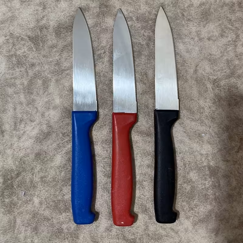 چاقو ی آشپزخانه تیز  در سه رنگ مشکی. آبی. قرمز . خوب و خوش دست 