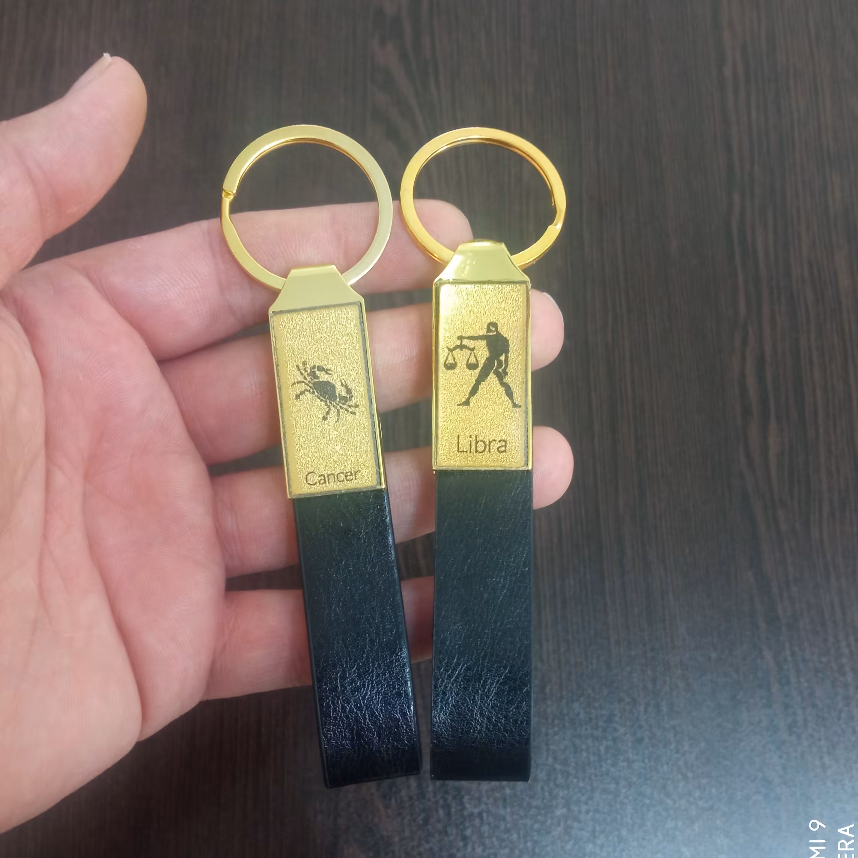 جاسوییچی روکش طلا چرمی نماد ماه تولد همراه با جعبه و شناسنامه اصالت کالا 