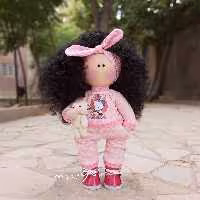 مونیکا صورتی