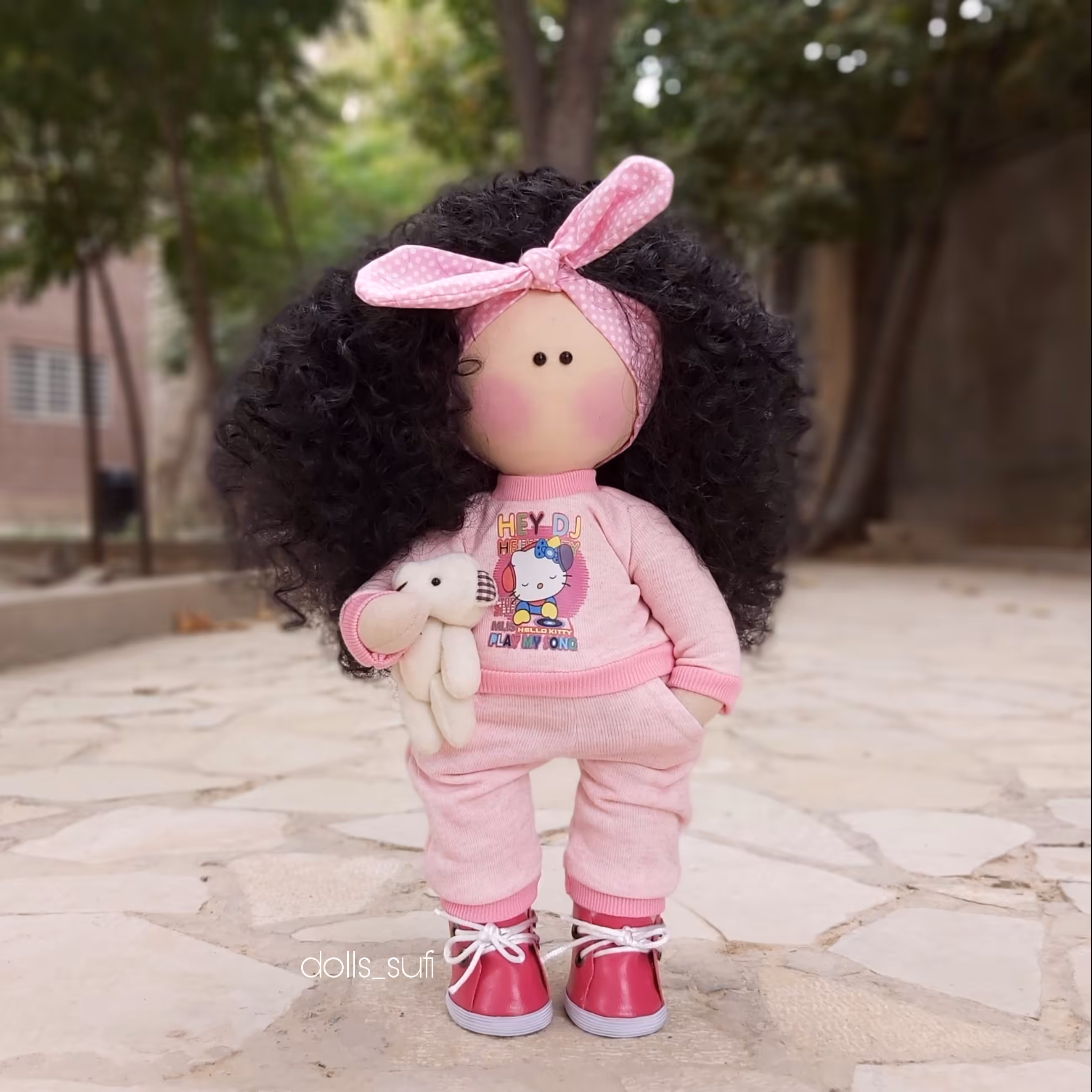 مونیکا صورتی