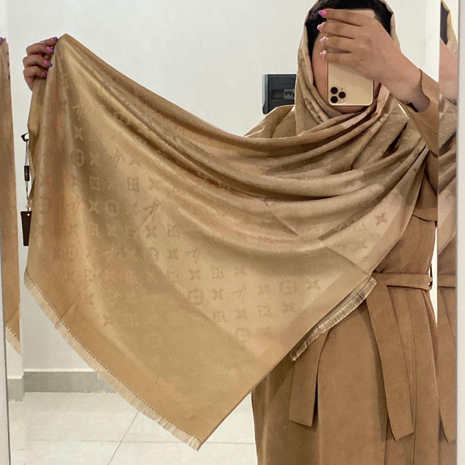 شال نخ کشمیر وارداتی پاییزه و بهاره با رنگ های برلق و بافتی سبک در عین حال مناسب فصل دور دوخت حاشیه پایین ریشه دار