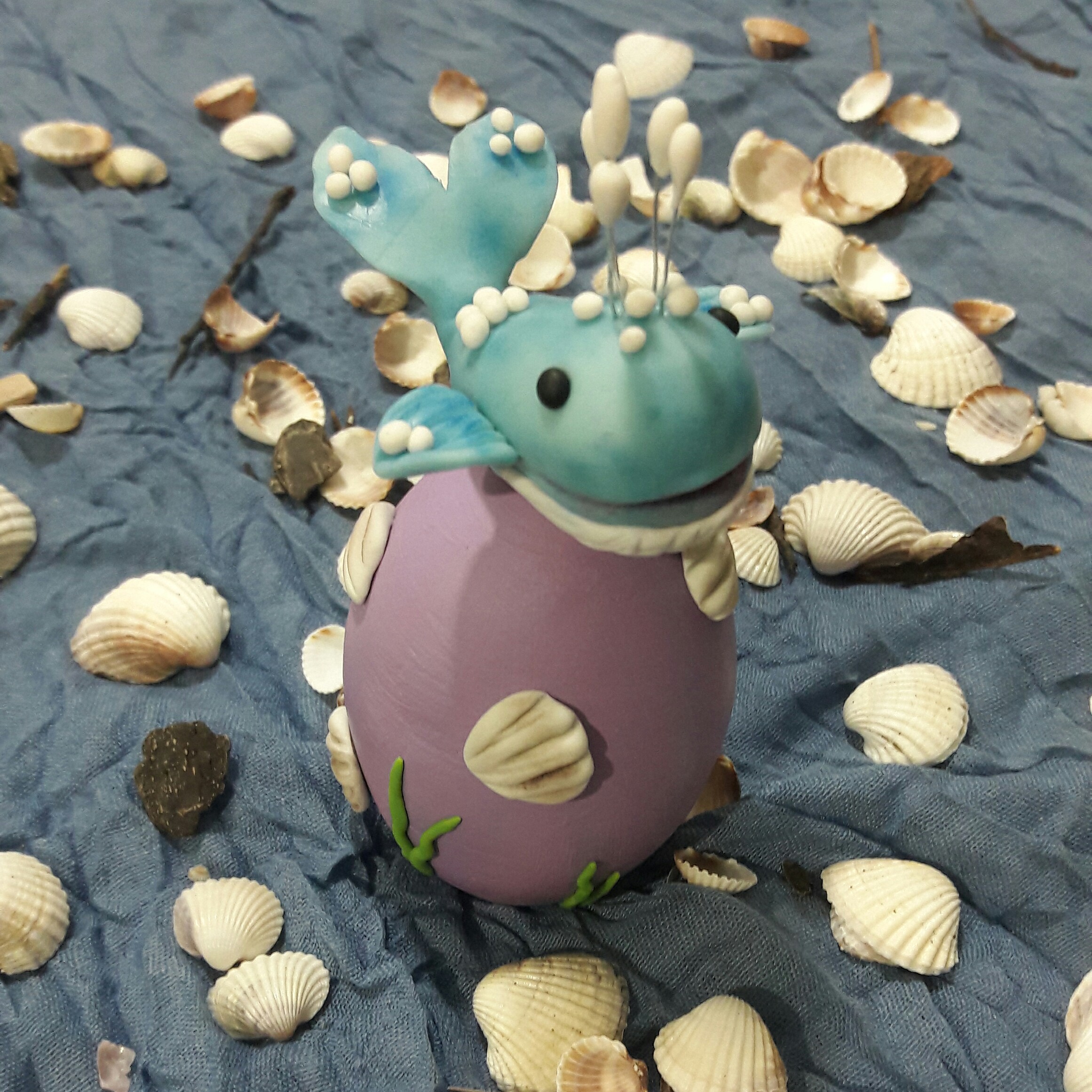 تخم مرغ سفالی با تزیئن نهنگ نماد سال جدید قابل شستشو 