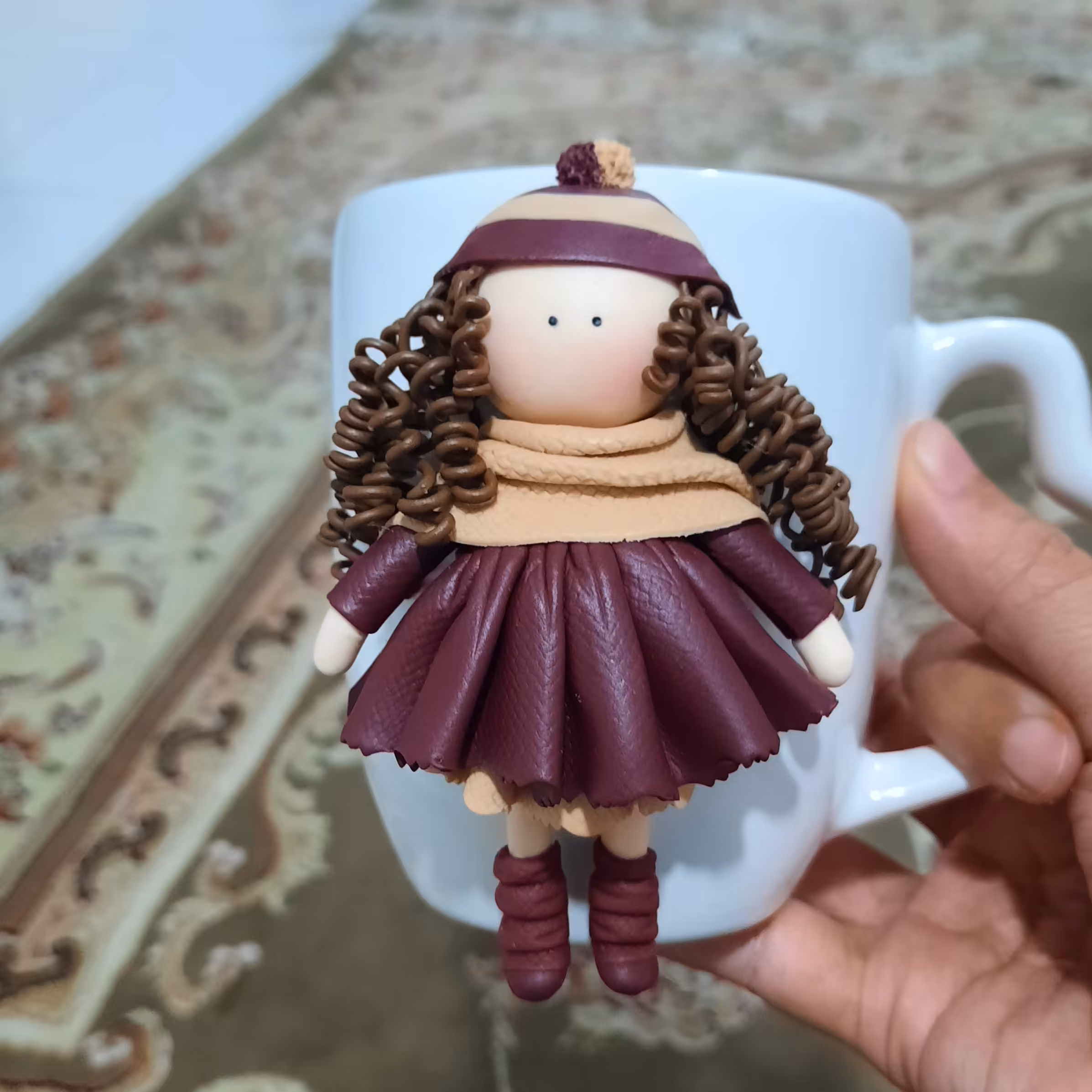 ماگ عروسکی دختر مو فرفری