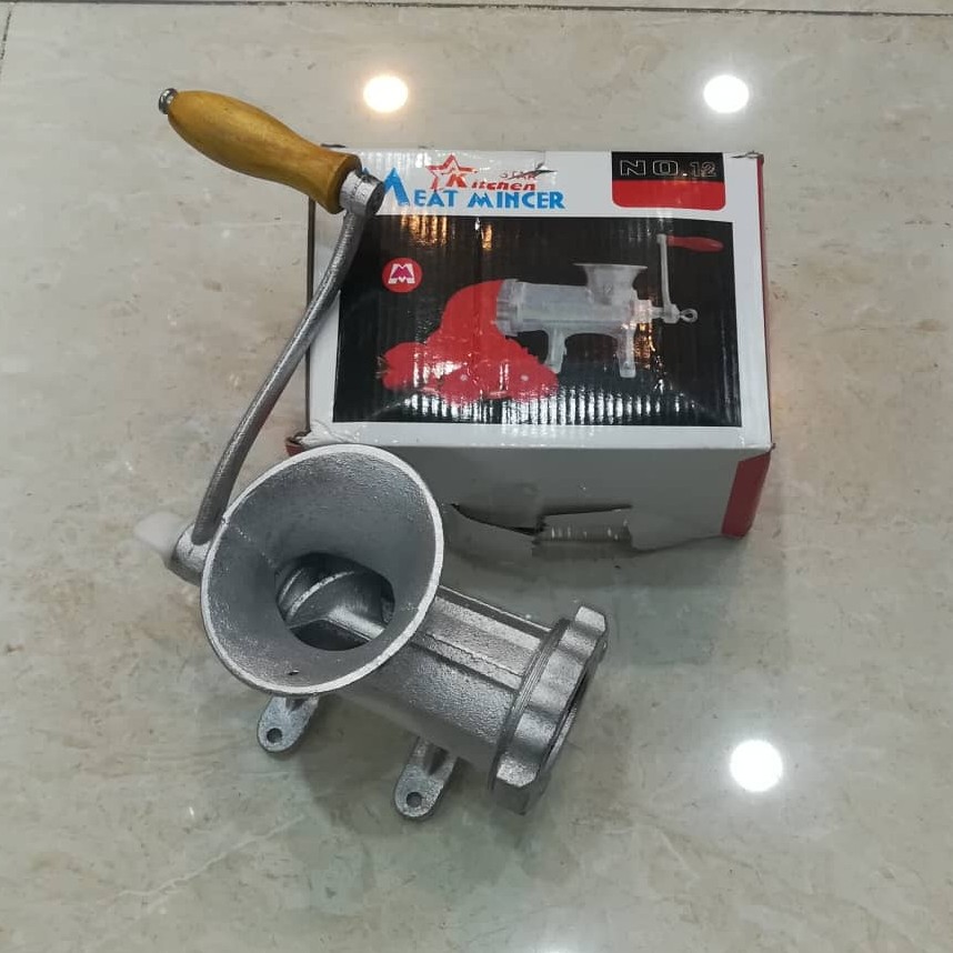 چرخ گوشت دستی چدن شماره 12 مدل 4 پیچ و مهره شو رو میز