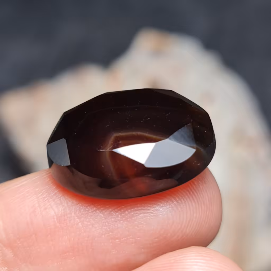  نگین فوق العاده زیبای سنگ عقیق خراسانی  اصل معدنی  با تراش فست
کد  26690