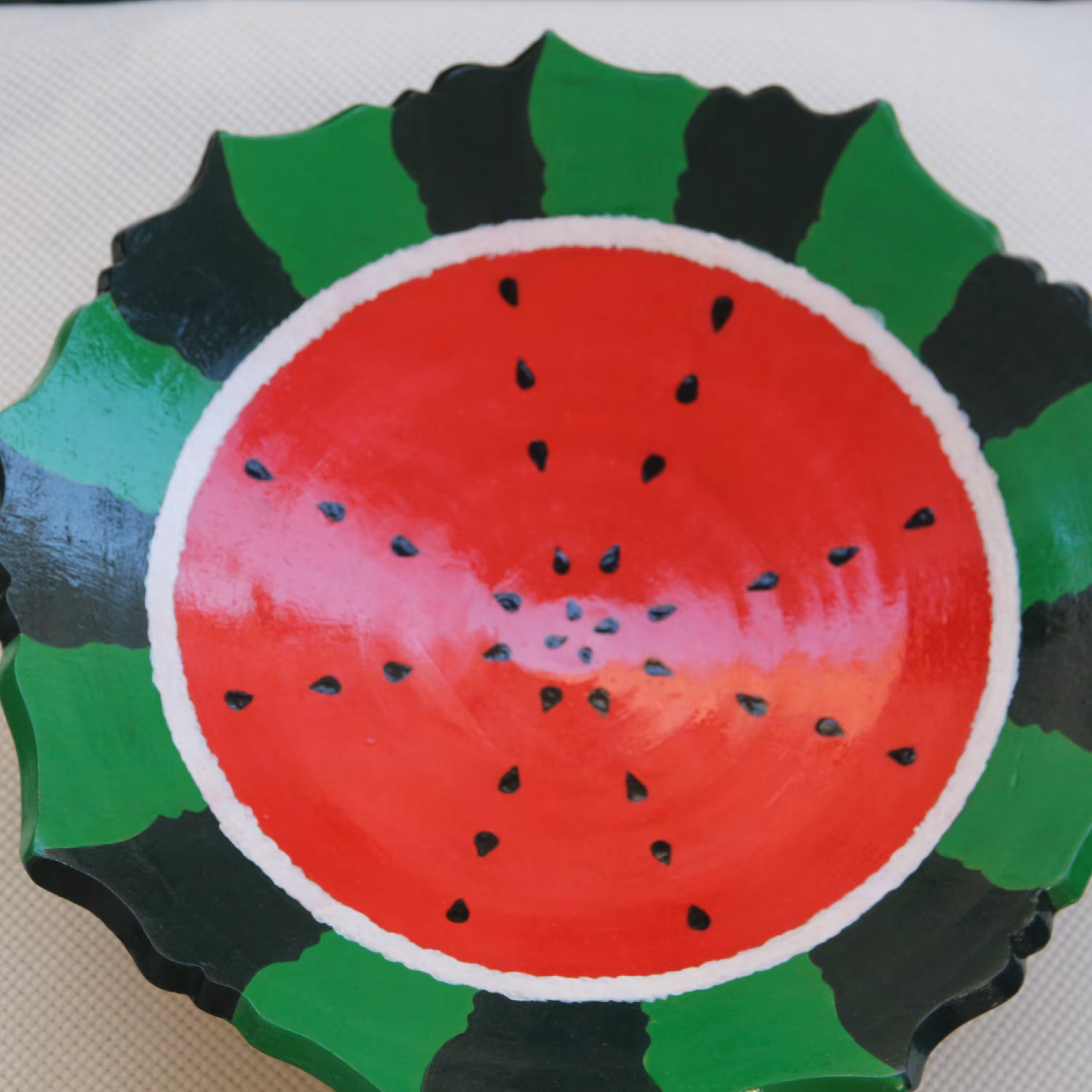 جا شیرینی و یا جا میوه سفالی طرح یلدایی کارشده با رنگ اکرولیک و دست و کاملا ضد آب و قابل شستشو