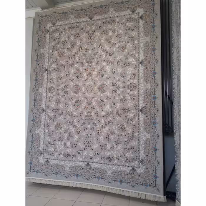 فرش ماشینی 1000 شانه اصل تراکم 3000 طرح با کد 4007زمینه  نقره ای 12 متری جنس اکرولیک