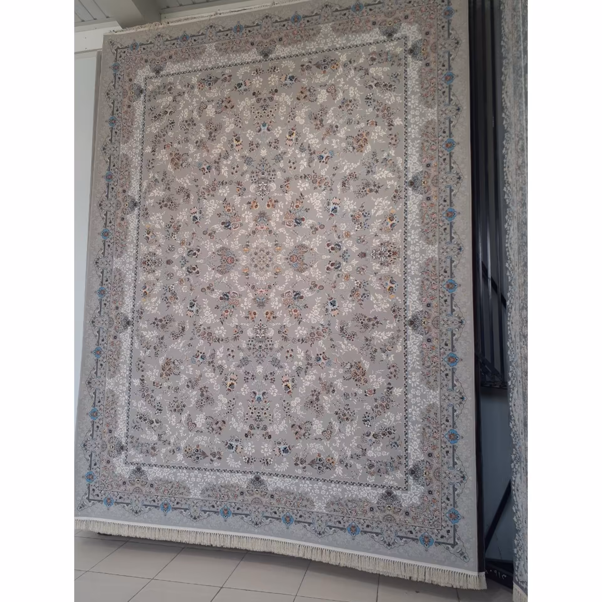 فرش ماشینی 1000 شانه اصل تراکم 3000 طرح با کد 4007زمینه  نقره ای 12 متری جنس اکرولیک