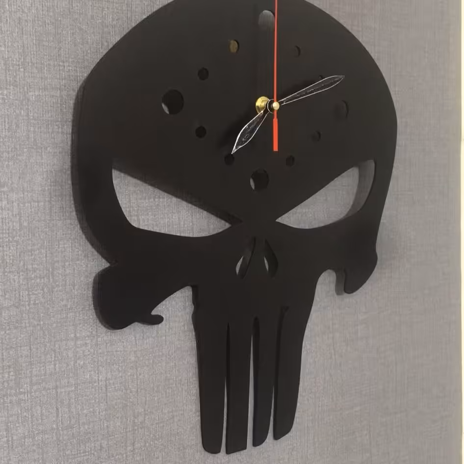 ساعت دیواری طرح جمجمه پانیشر ارتفاع 35