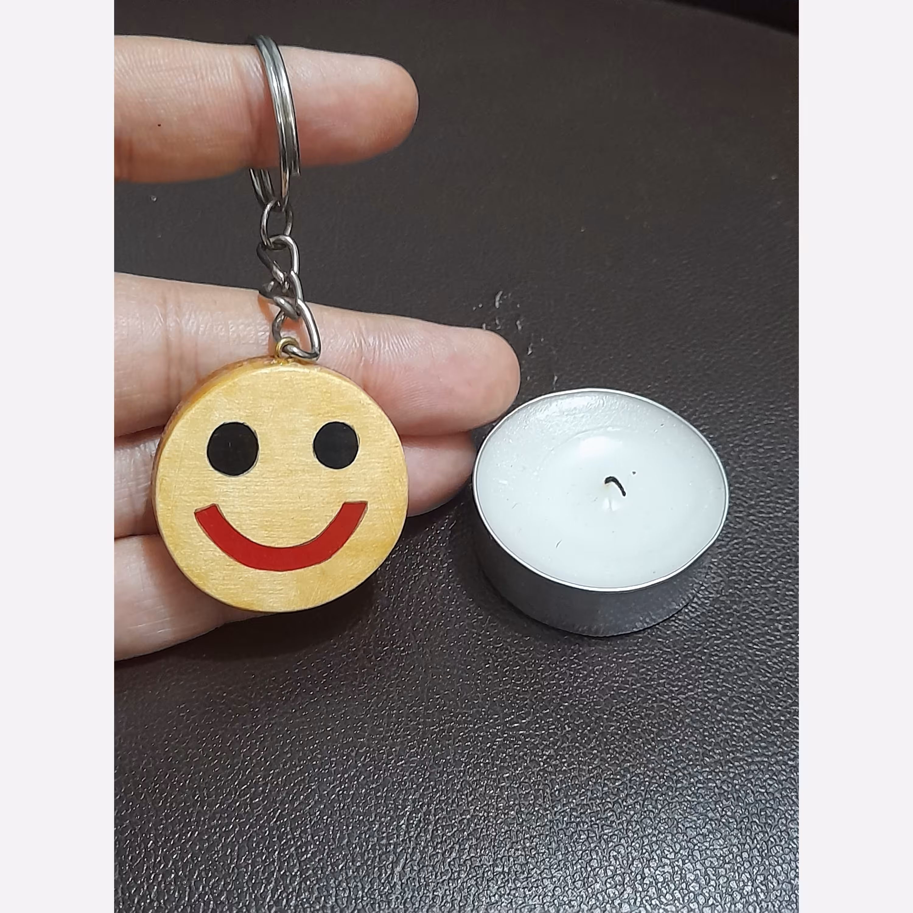 استیکر لبخند جاسوئیچی چوبی 