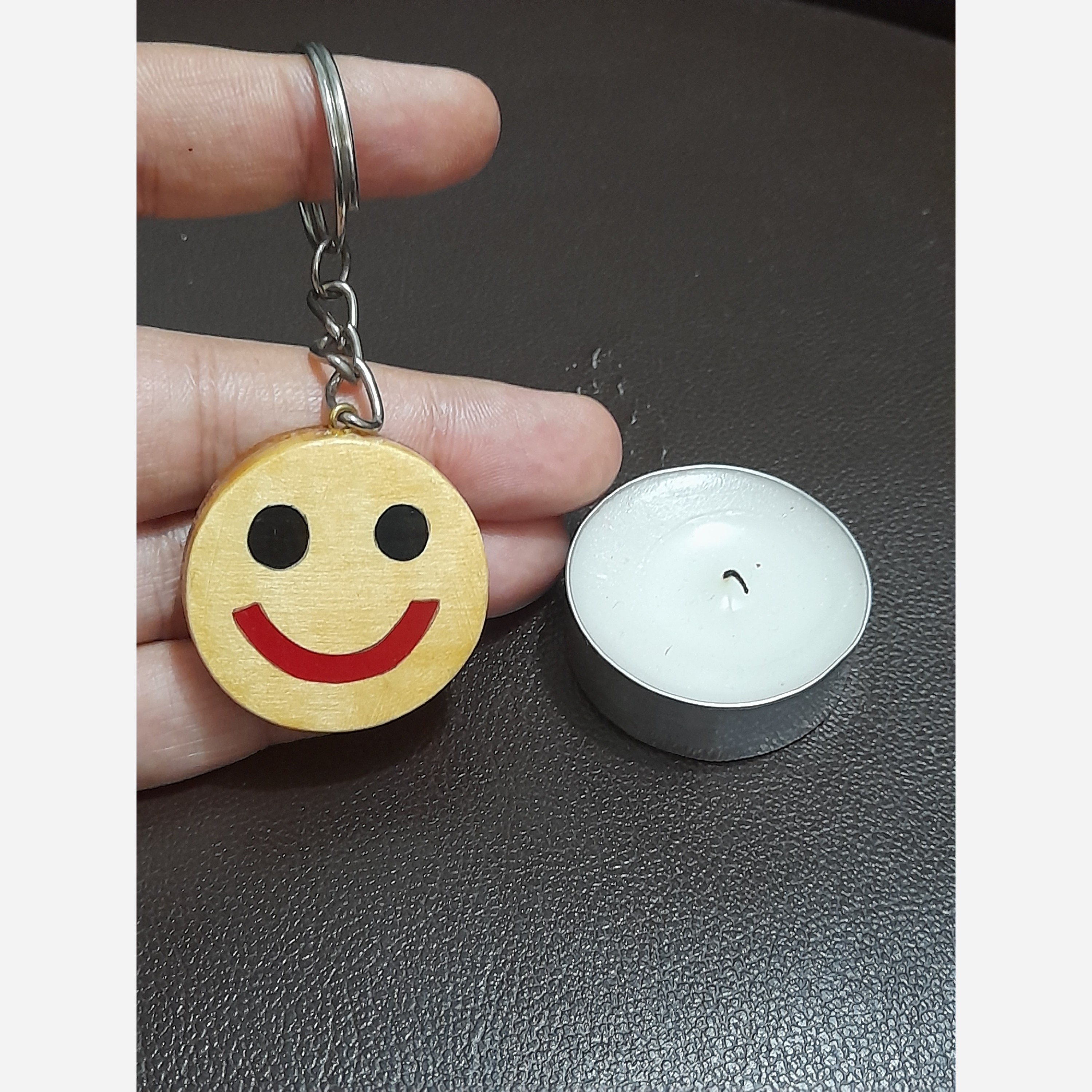 استیکر لبخند جاسوئیچی چوبی