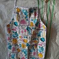 پیشبند نخی زمینه سفید طرح دار پشتش سفره مقاوم دراندازه 60&80نواردوزی شده