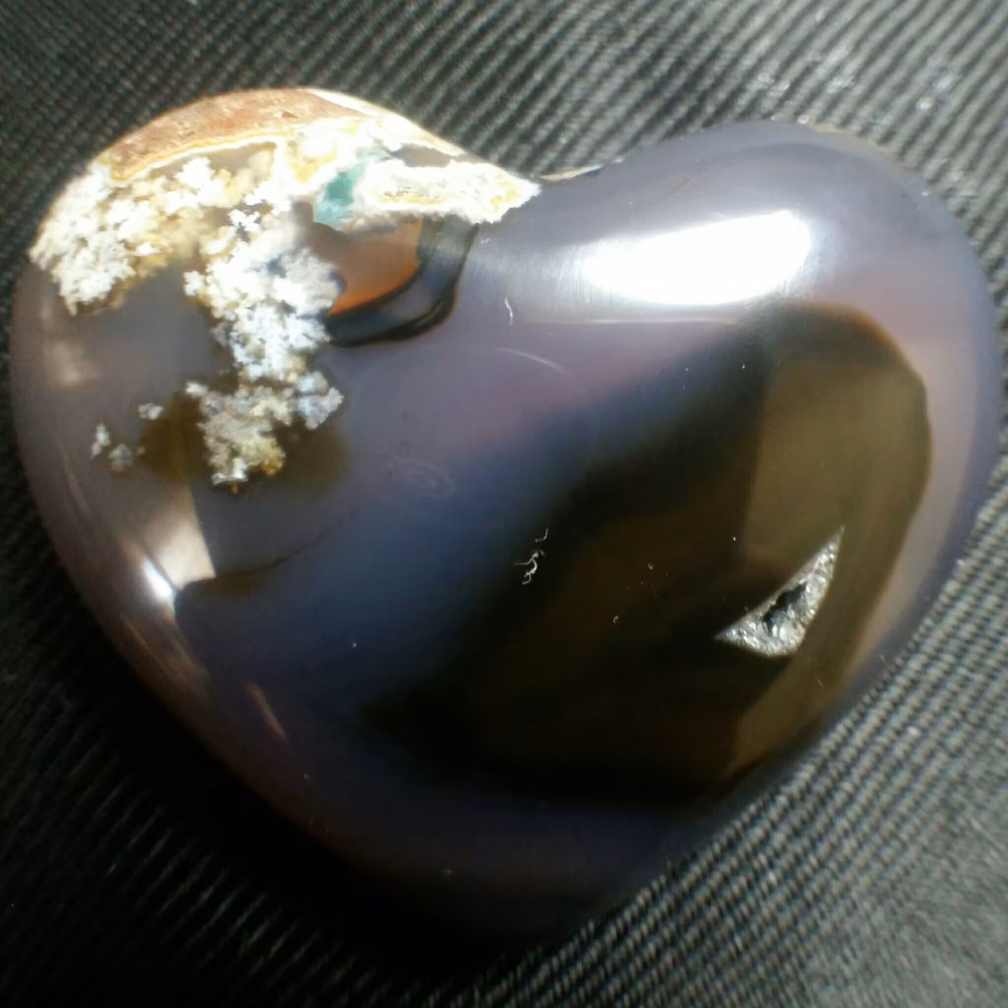 نگین شجر بهاره سوسنی پررنگ طبیعی و بدون بهسازی تراش قلب پولیش آیینه ای