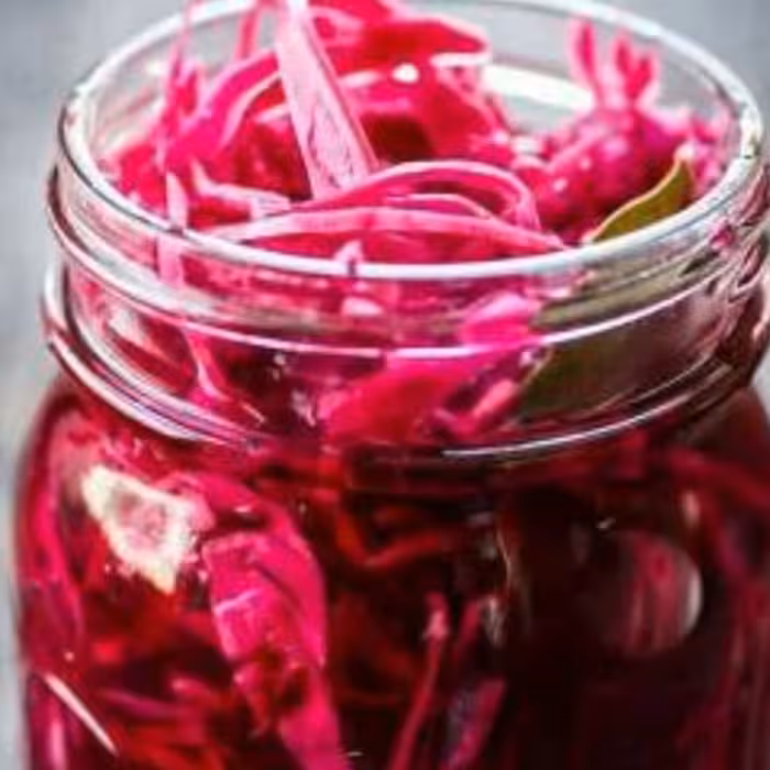 ترشی کلم قرمز تهیه شده از گلم قرمز وسرکه طبیعی خانگی 