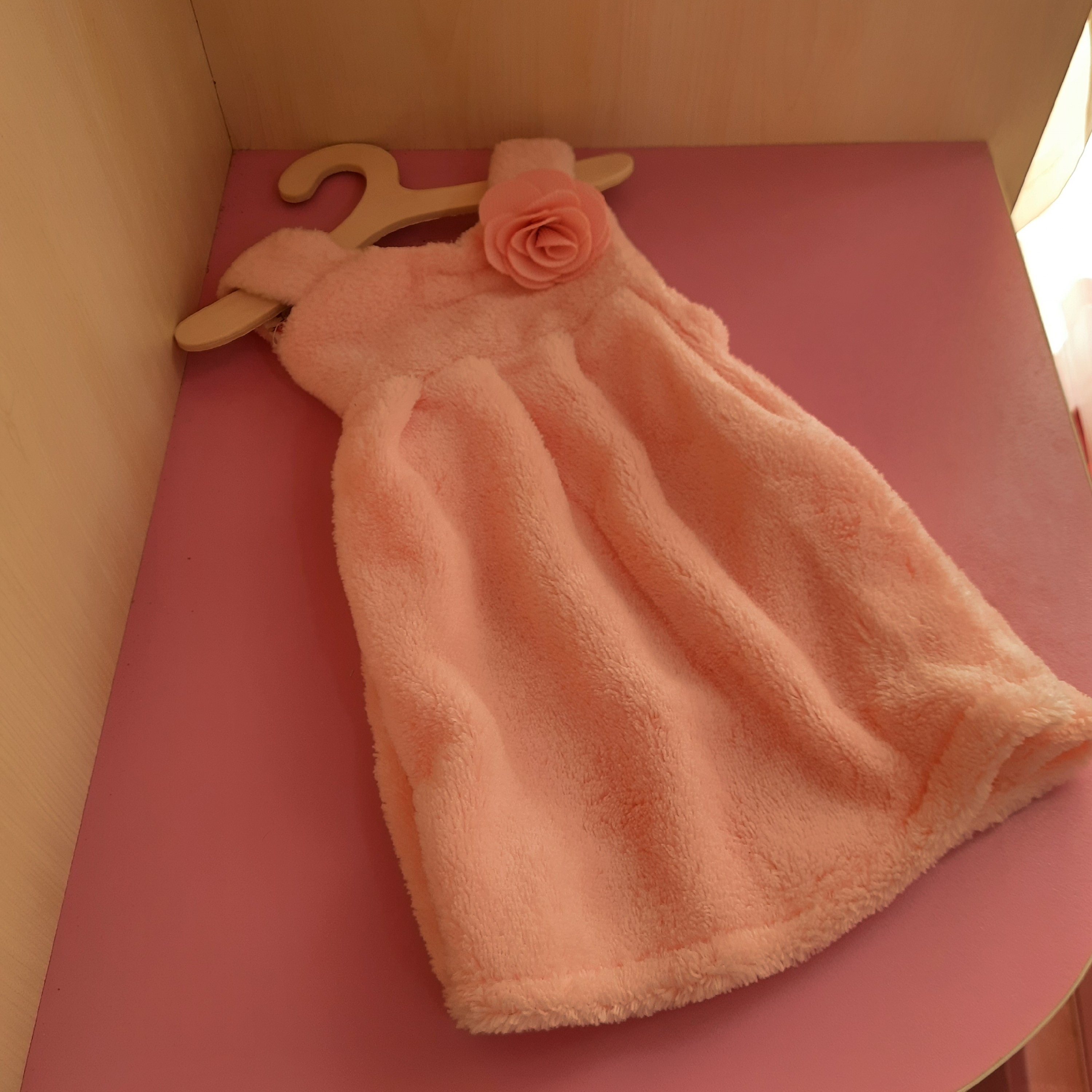 حوله آشپزخانه طرح لباس فانتزی صورتی