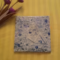 نقاشی روی کاشی و سرامیک طرح حرف m ابعاد 10.5 در 10.5 سانتی متر