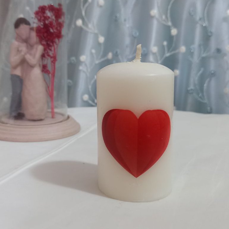 شمع پارافین استوانه سفید طرح عشق قطر4 ارتفاع 6