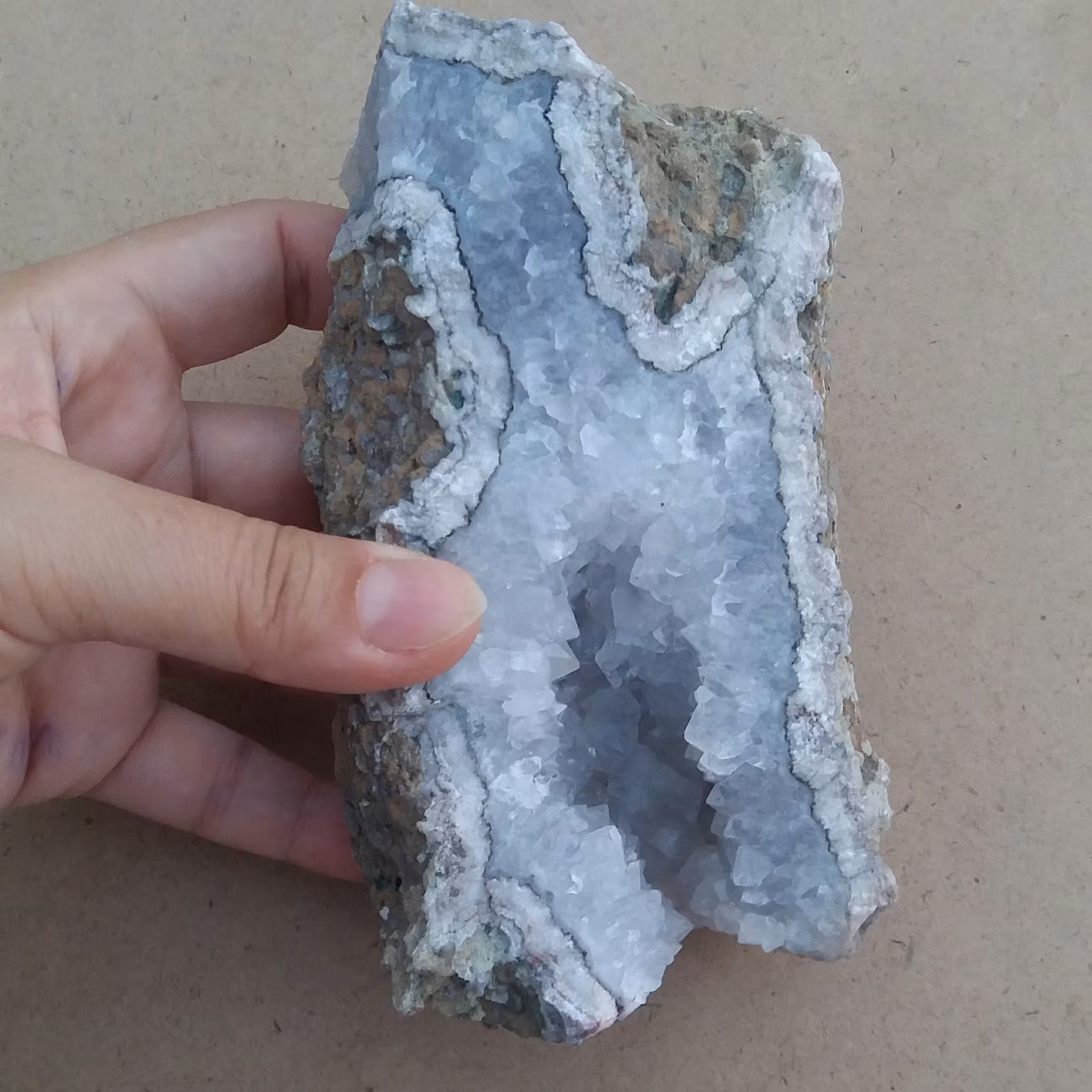 سنگ آمیتیست اصل سفید با بلورهای درخشان آرامش بخش با خواص بسیار مناسب دکور و ویترین طول و عرض سنگ 6 در 12 سانته